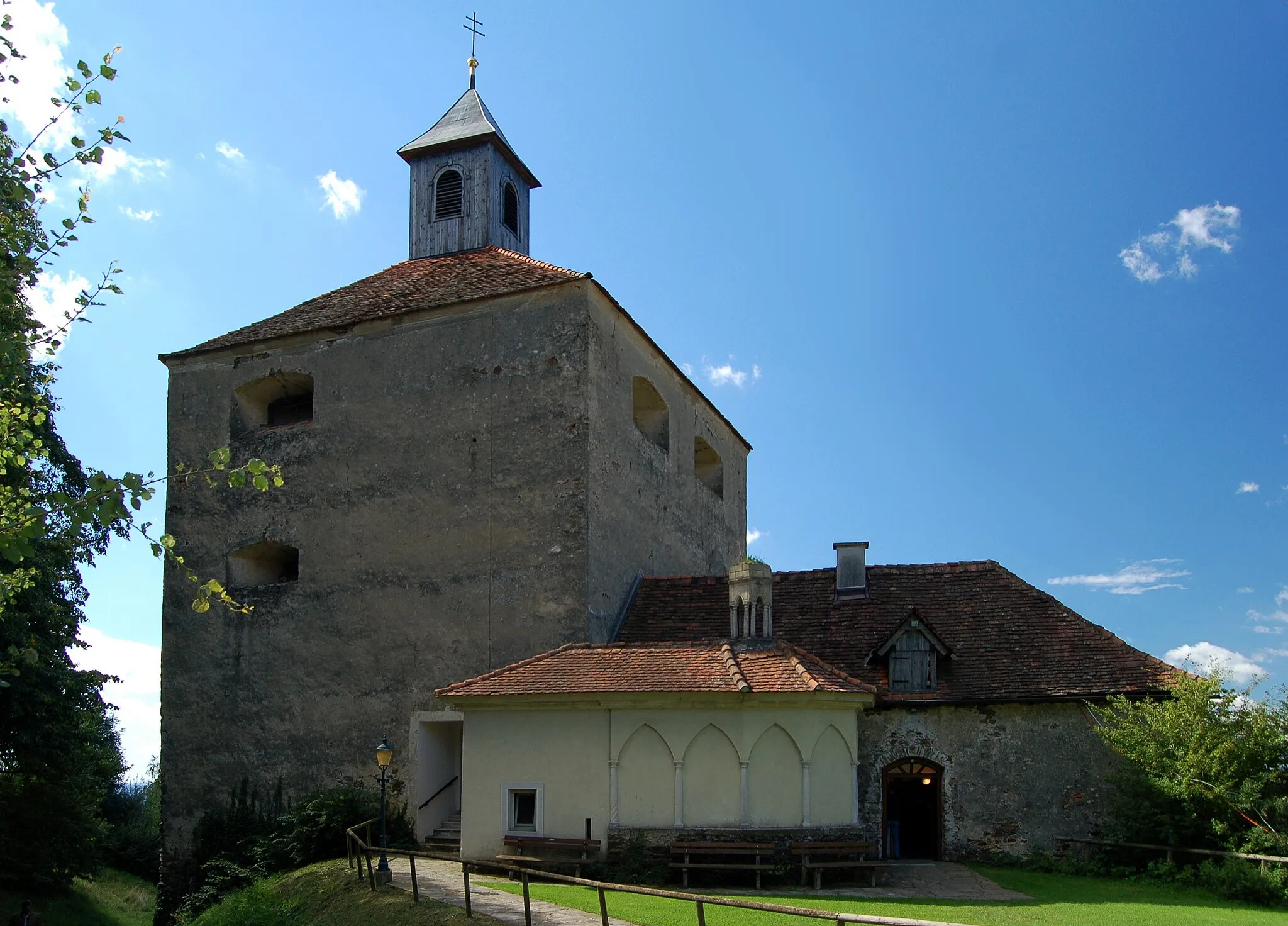 Photo showing: Burg Neuberg, tower with Ägidius chapel in the ground floor, in front of small chapel consegrated to the tomb of Christ