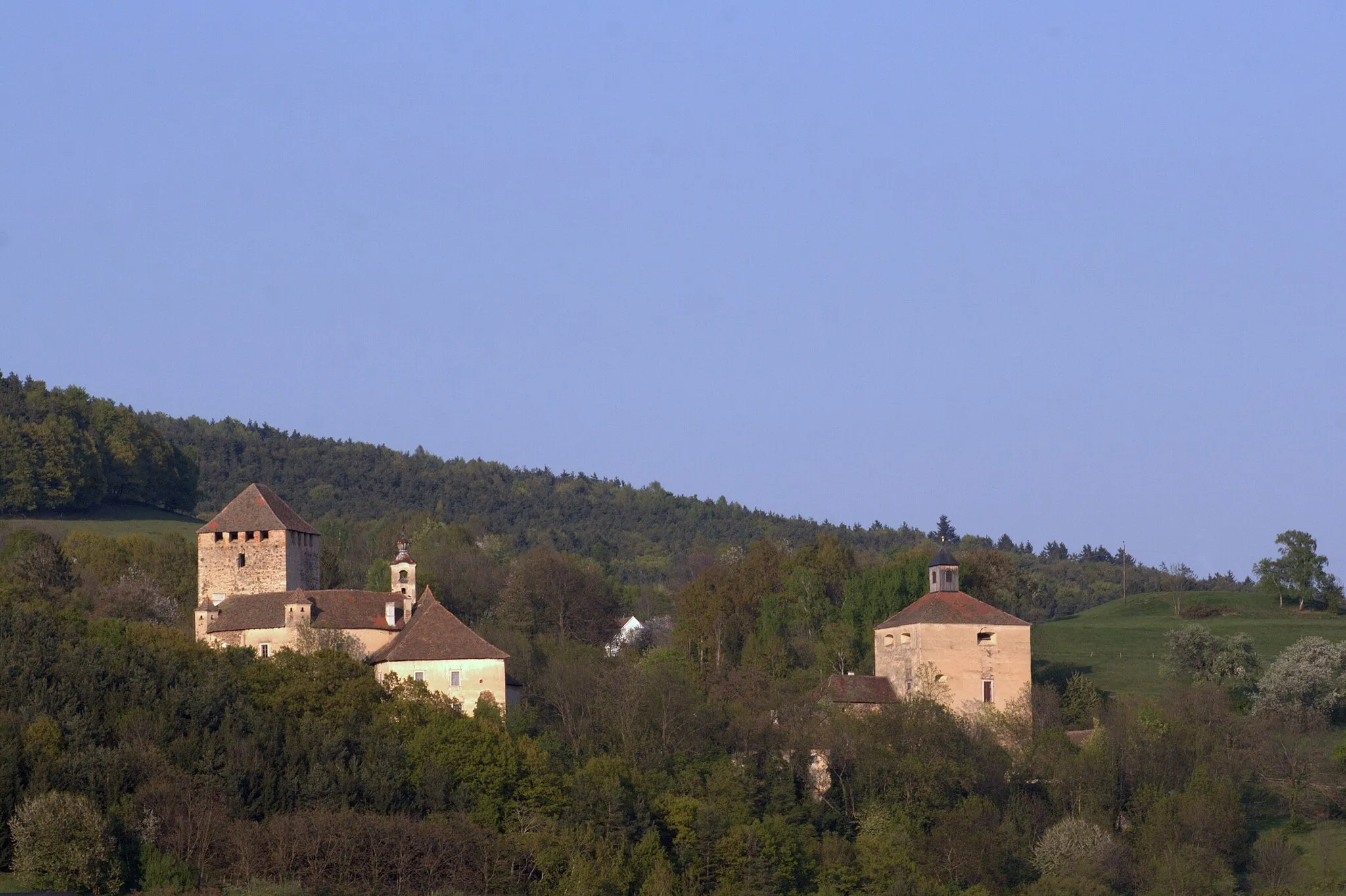 Photo showing: Burg Neuberg mit Bergfried, Ansicht von SüdWest