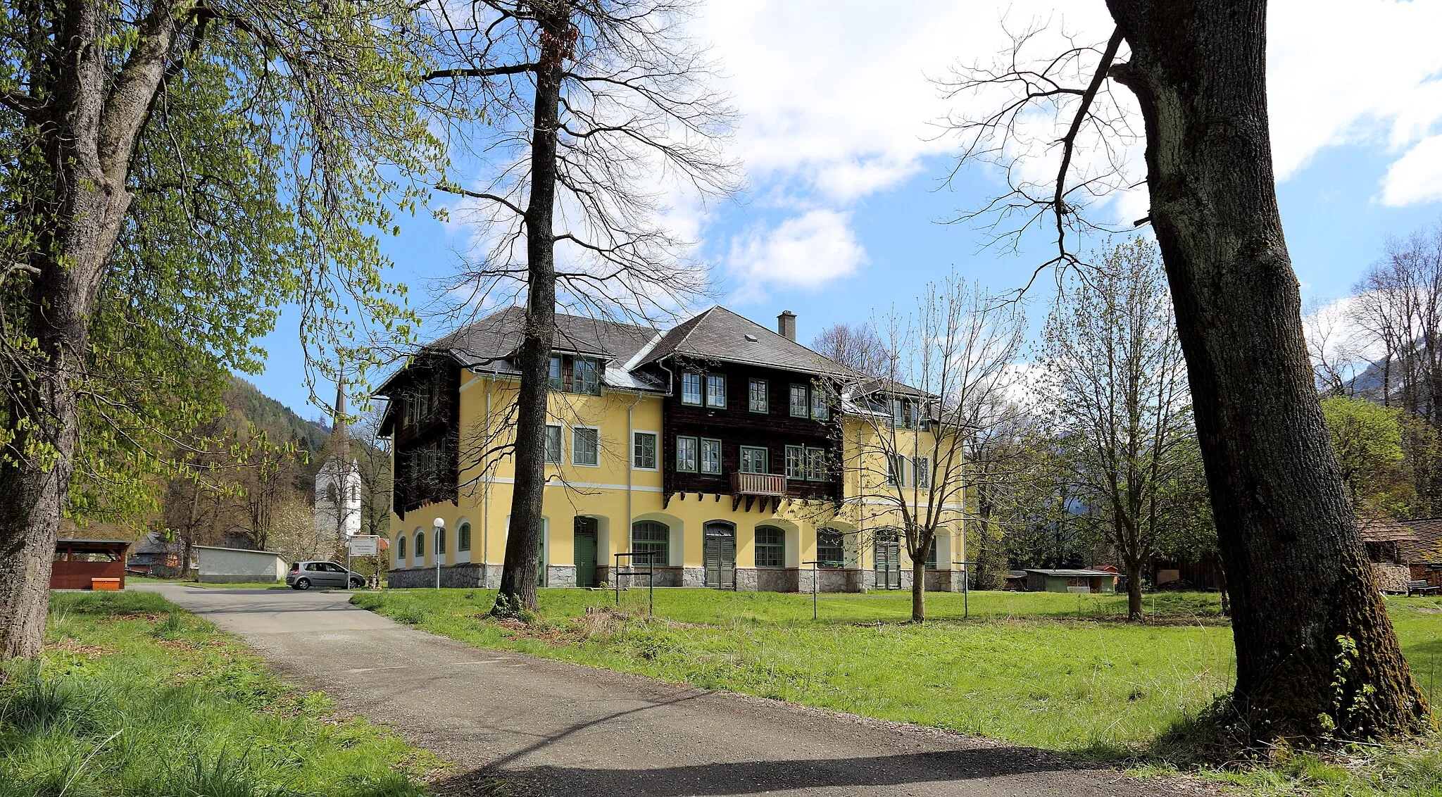 Photo showing: Denkmalgeschütztes Wohnhaus (Kalwang 105) und ehemaliger Fohlenlaufstall in der steiermärkischen Marktgemeinde Kalwang.