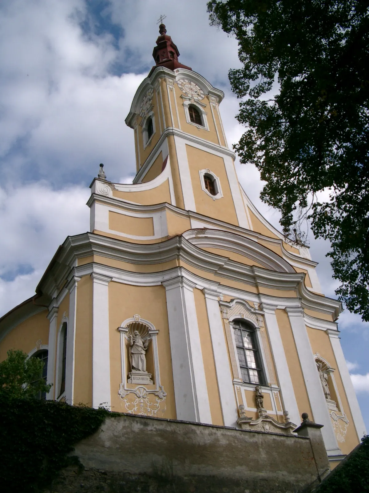 Photo showing: Kath. Pfarrkirche hl. Johannes der Täufer, Kirchhofmauer und Treppenanlage