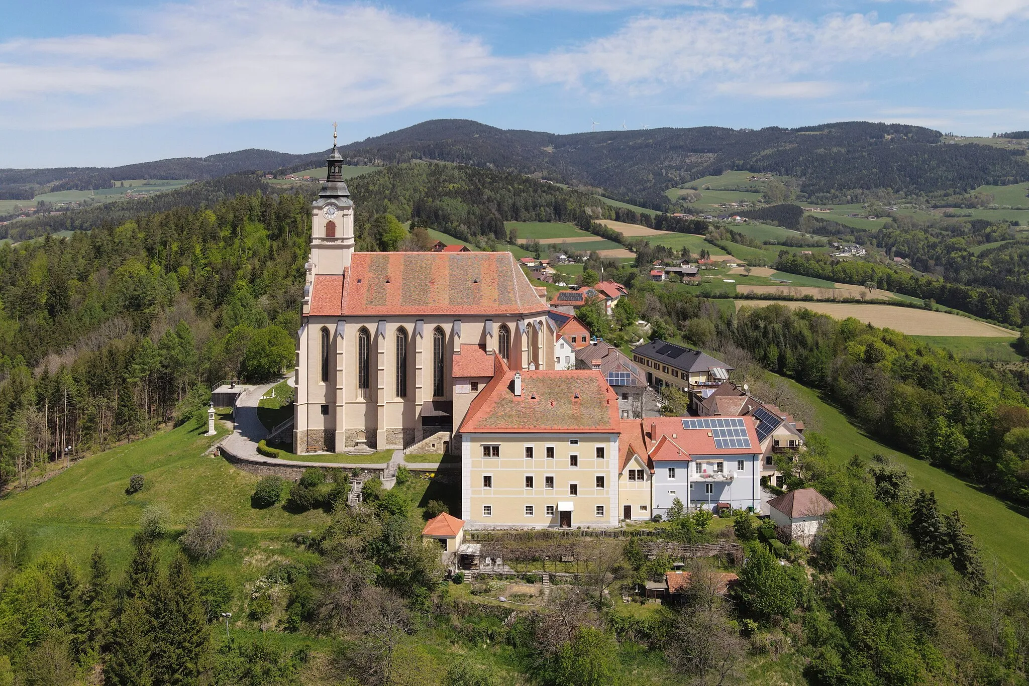 Photo showing: Südansicht der steiermärkischen Gemeinde Pöllauberg mit der ortsbildbeherrschenden Pfarr- und Wallfahrtskirche „Mariä Geburt“.