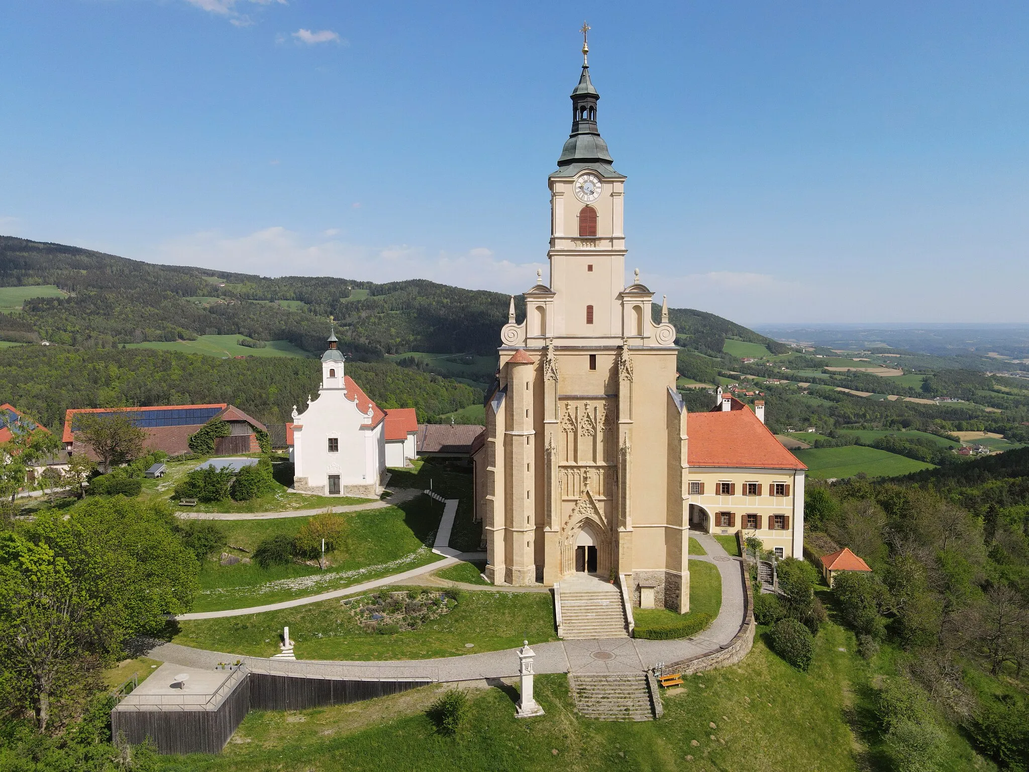 Photo showing: West view of Pöllauberg Church in Styria, Austria.