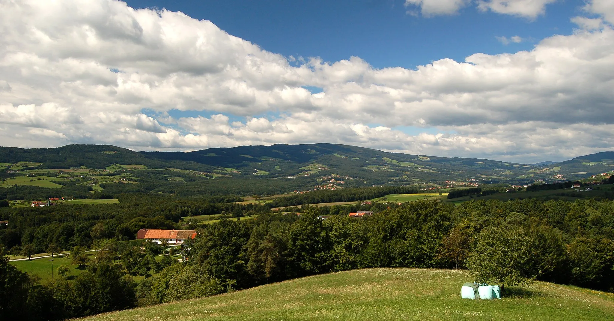 Photo showing: Rabenwaldkogel is a 1280 m high mountain in eastern Styria. View from SE.