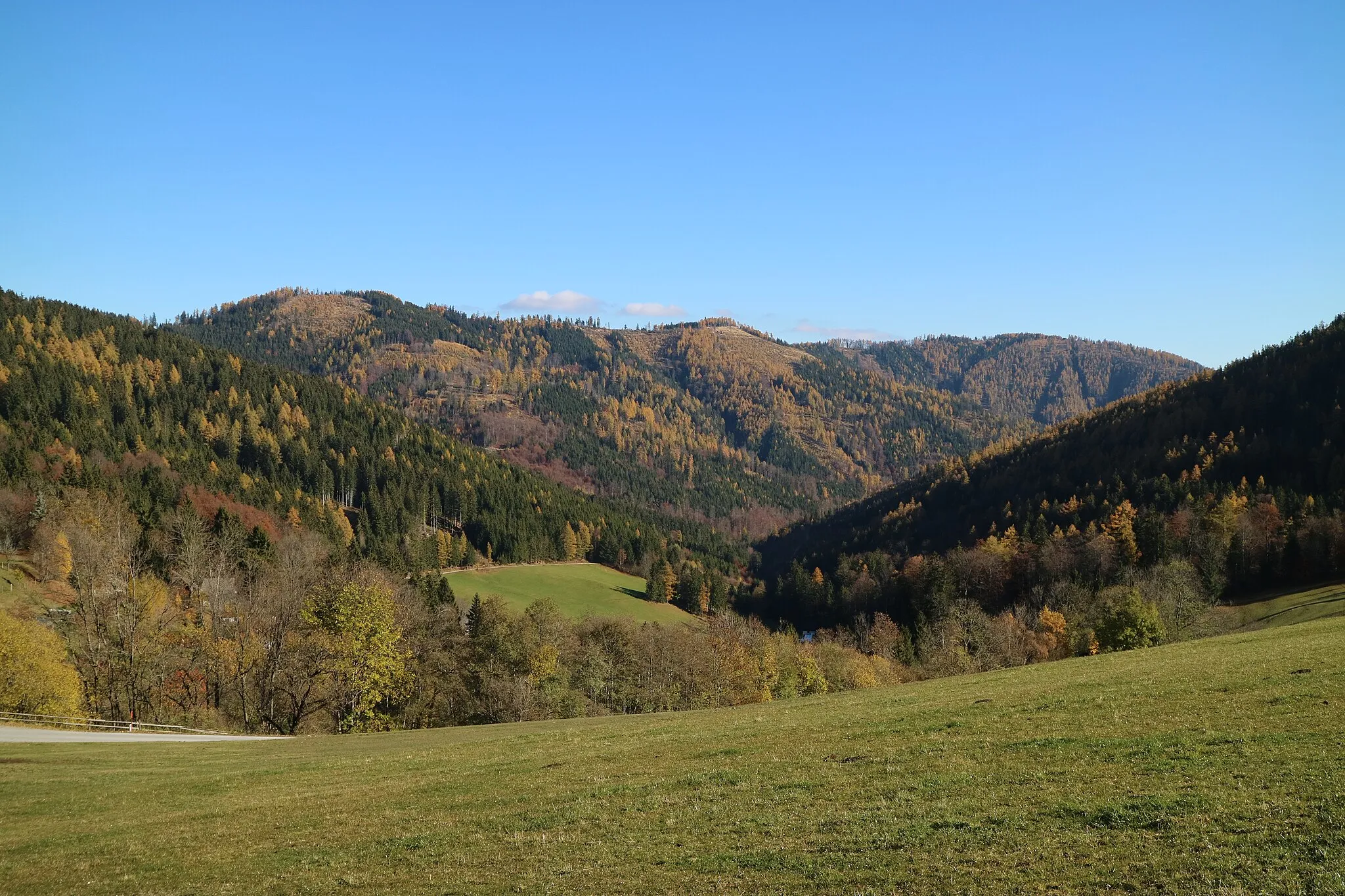 Photo showing: Zetz und Hoher Zetz von Westen (Gschaid), Gemeinde Sankt Kathrein am Offenegg, Steiermark