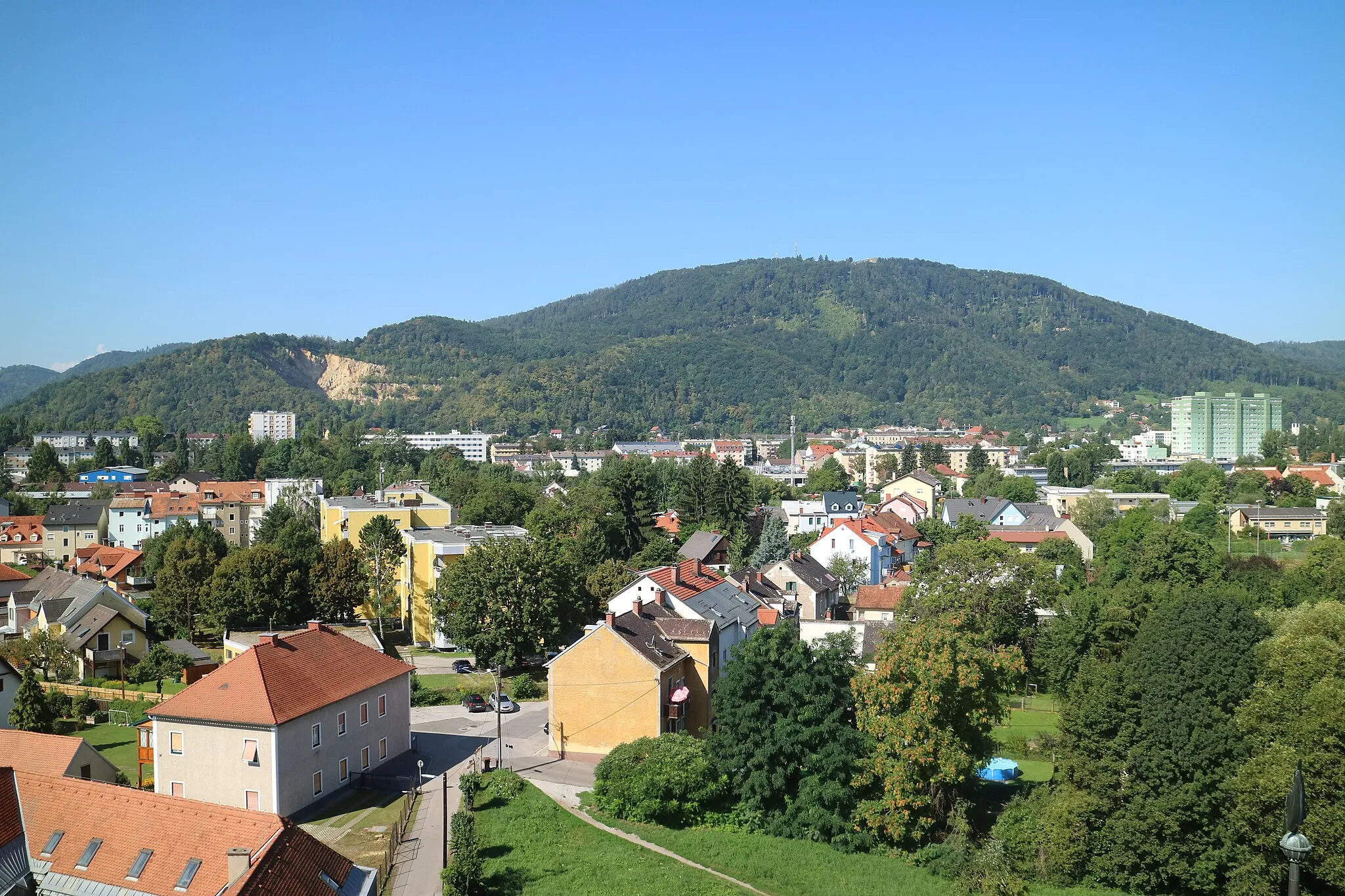 Photo showing: Hubertushöhe (mit Steinbruch) und Plabutsch vom Grazer Kalvarienberg