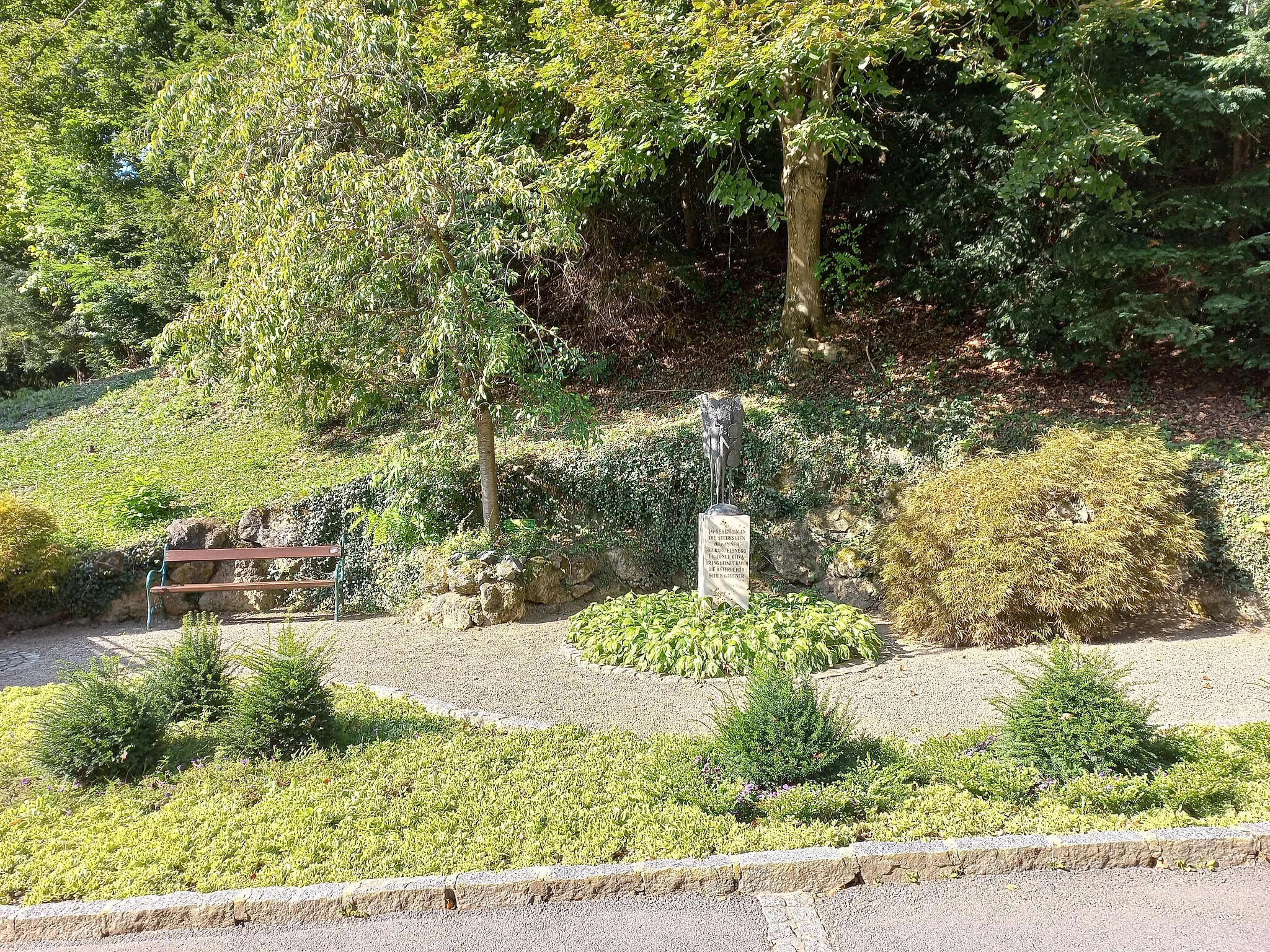 Photo showing: This little "oasis" is called "Garden Eden" and was created on the occasion of the Austrian Federal Garden Advice on 19 to 21 June 1991. The plant is dedicated to Styrian Presidents: Karl Elsnegg, Josef Oliva, Ing. Helmut Rauch.