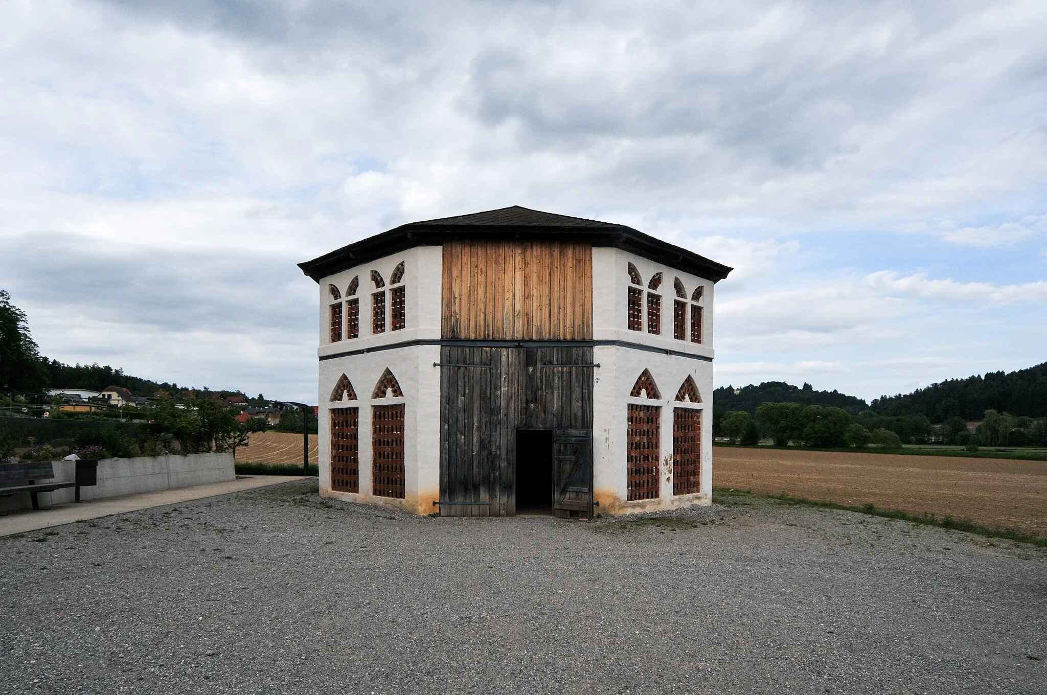 Photo showing: This octogonal barn was built in the 19th century. Tiday it is used for events in the community of Vasoldsberg.