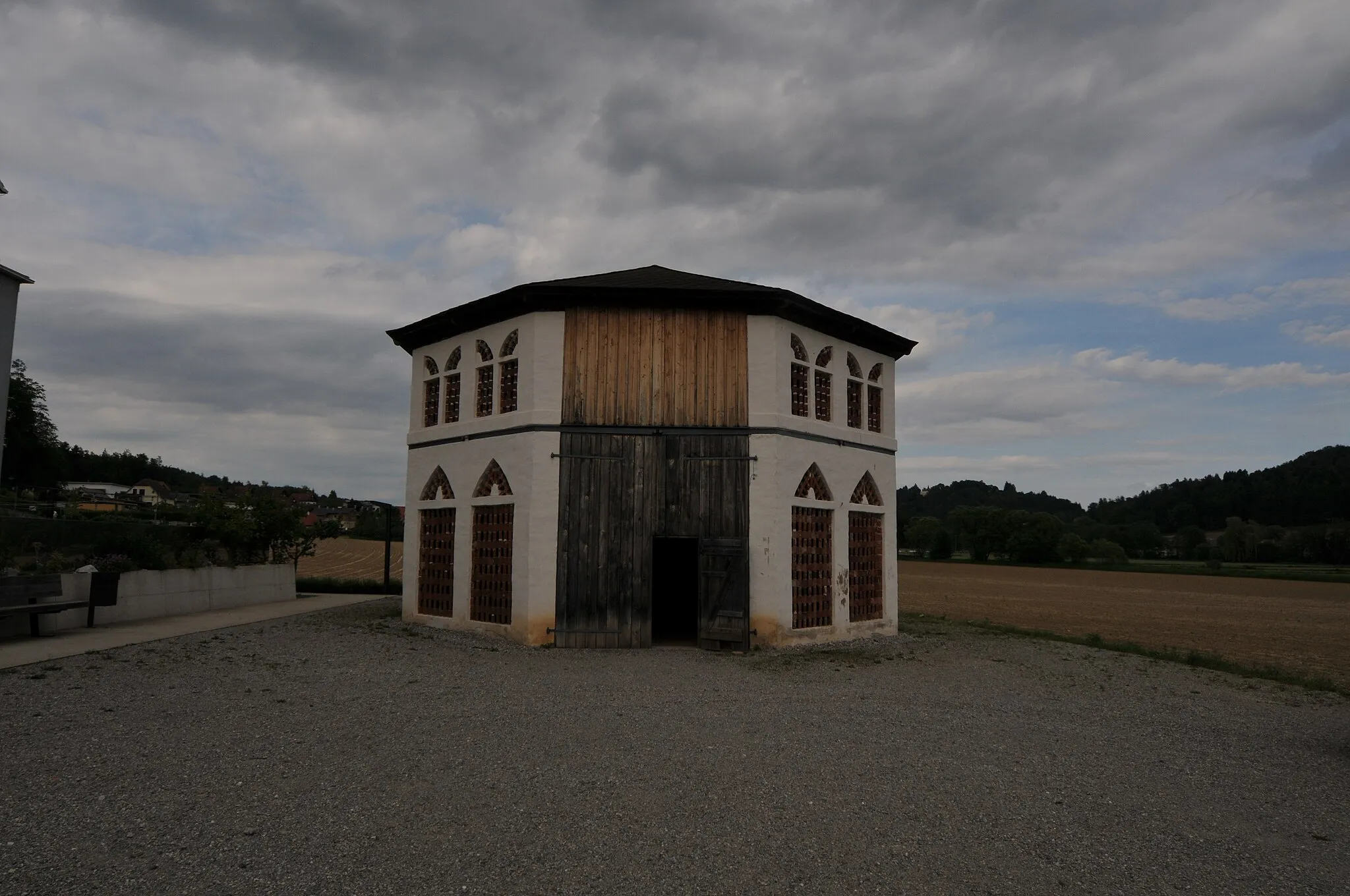 Photo showing: This octogonal barn was built in the 19th century. Tiday it is used for events in the community of Vasoldsberg.