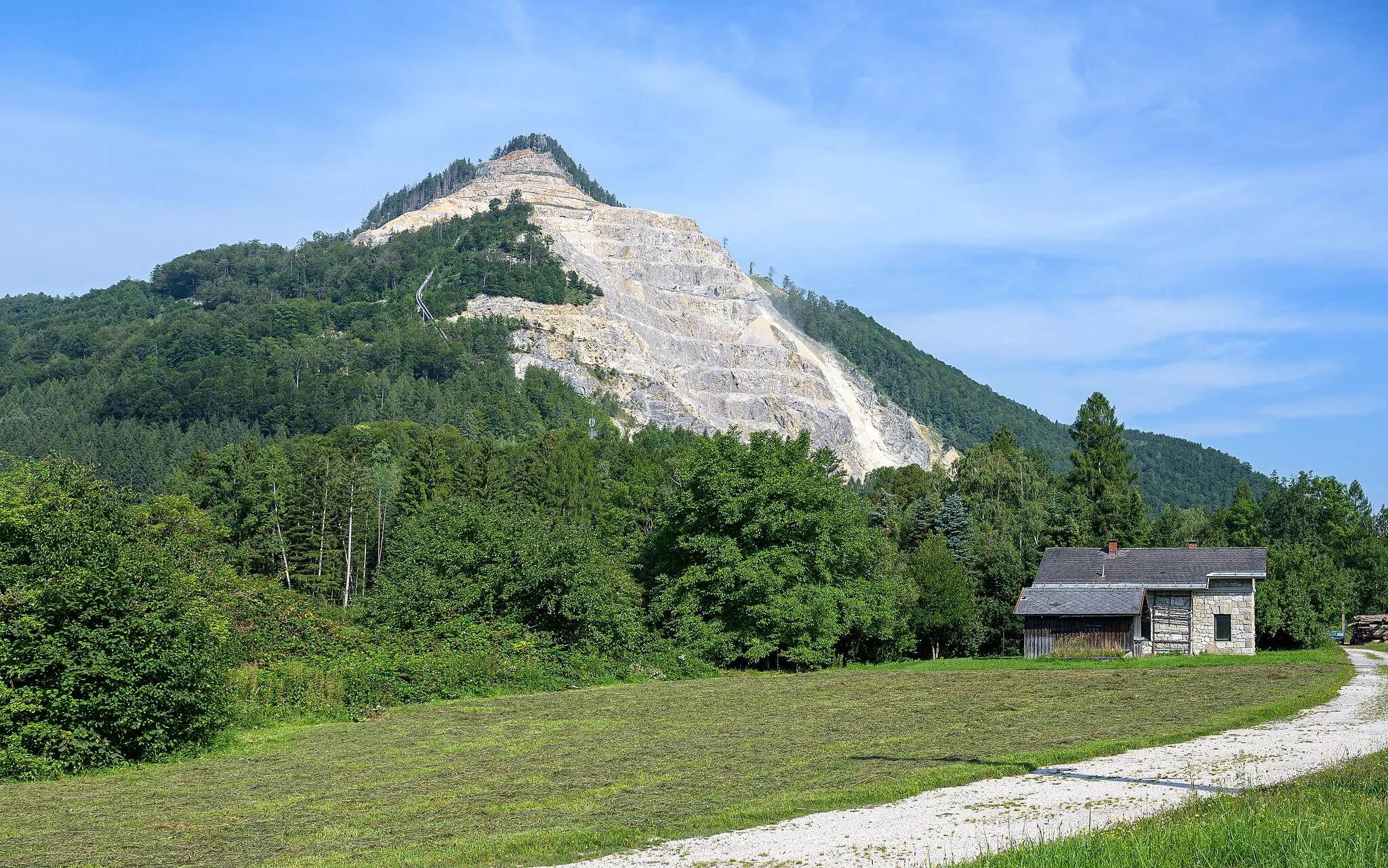 Photo showing: The Brennet (mountain) is the southeasternmost elevation of Kremsmauer. Here the steel company Voest Alpine operates a quarry and a lime kiln. Currently (2021) around 1.3 million tons of limestone are mined here every year.