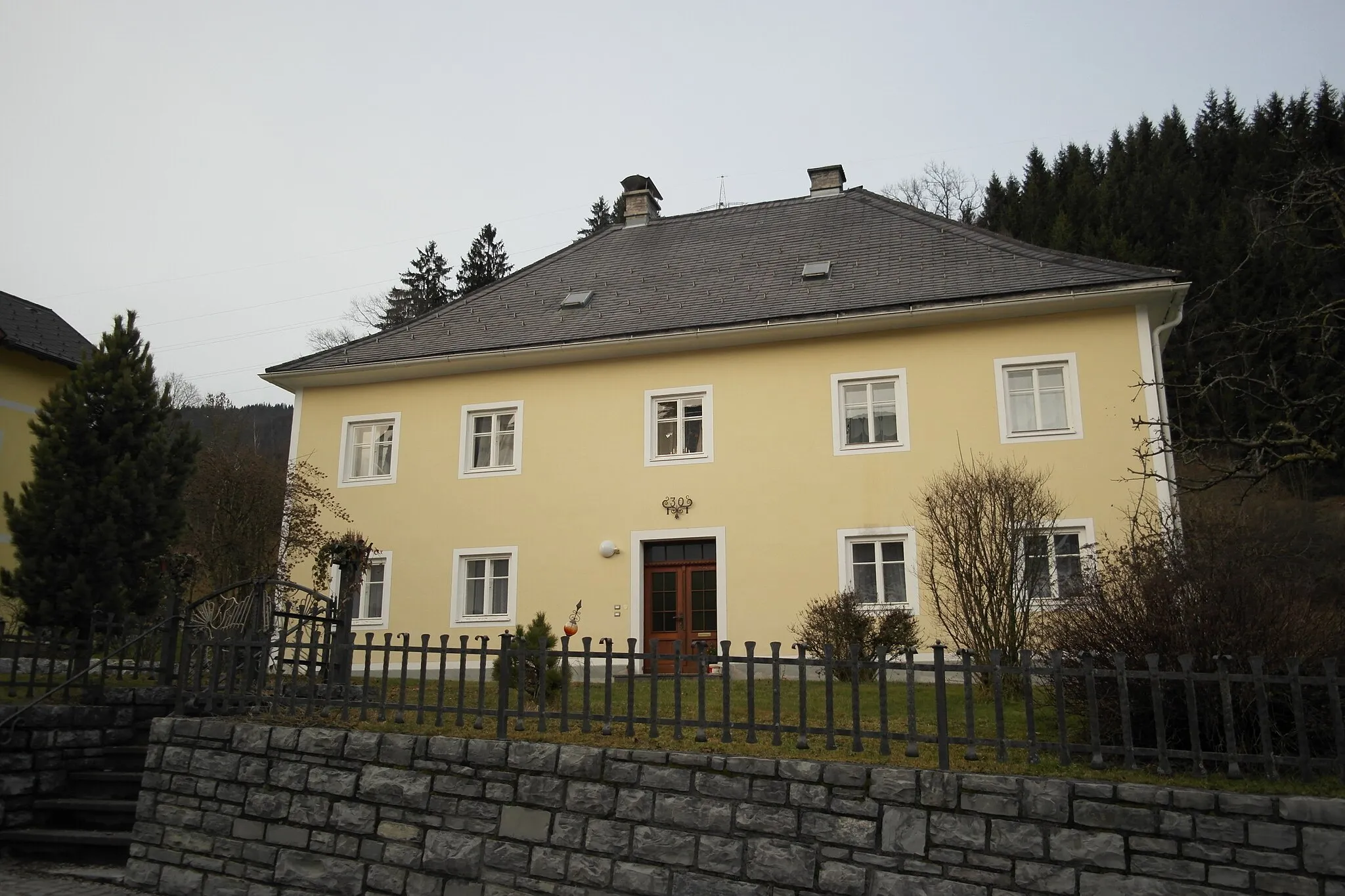 Photo showing: Assach, Gemeinde Aich, denkmalgeschütztes Wohnhaus Assach 30 (Pfarrhof)