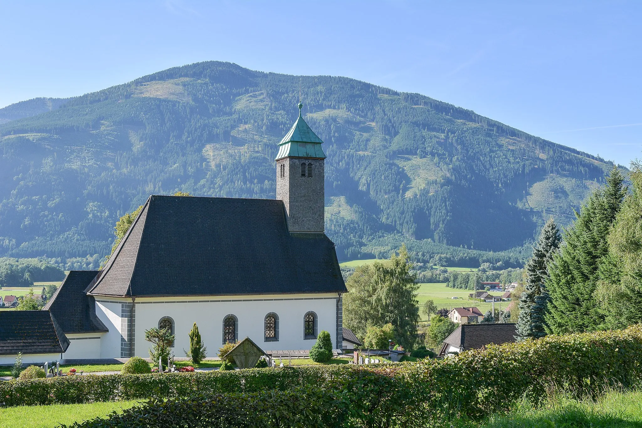 Photo showing: The catholic parish church of Ardning is surrounded by the cemetery.