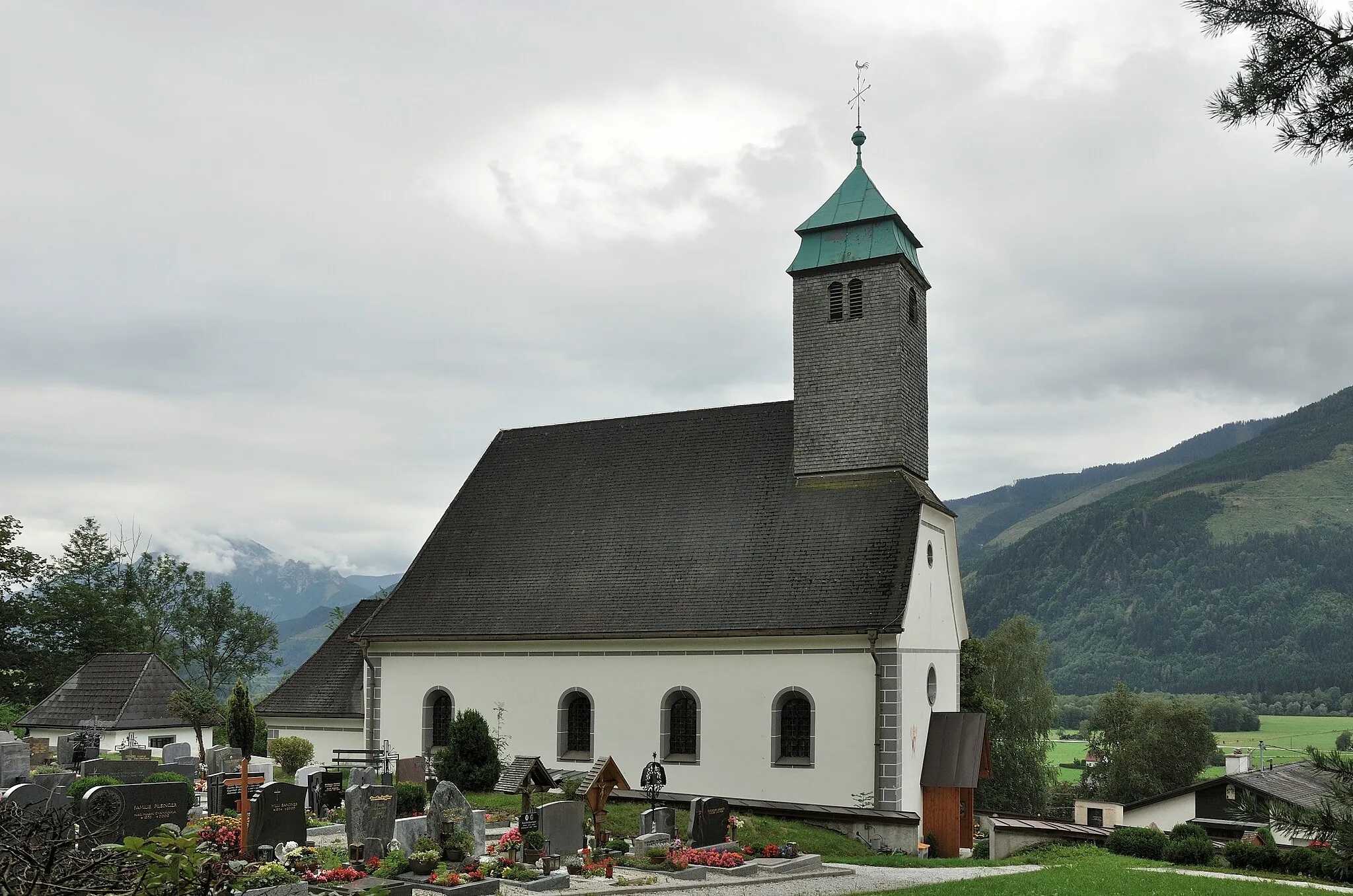 Photo showing: Kath. Pfarrkirche hl. Johannes der Täufer und Friedhof