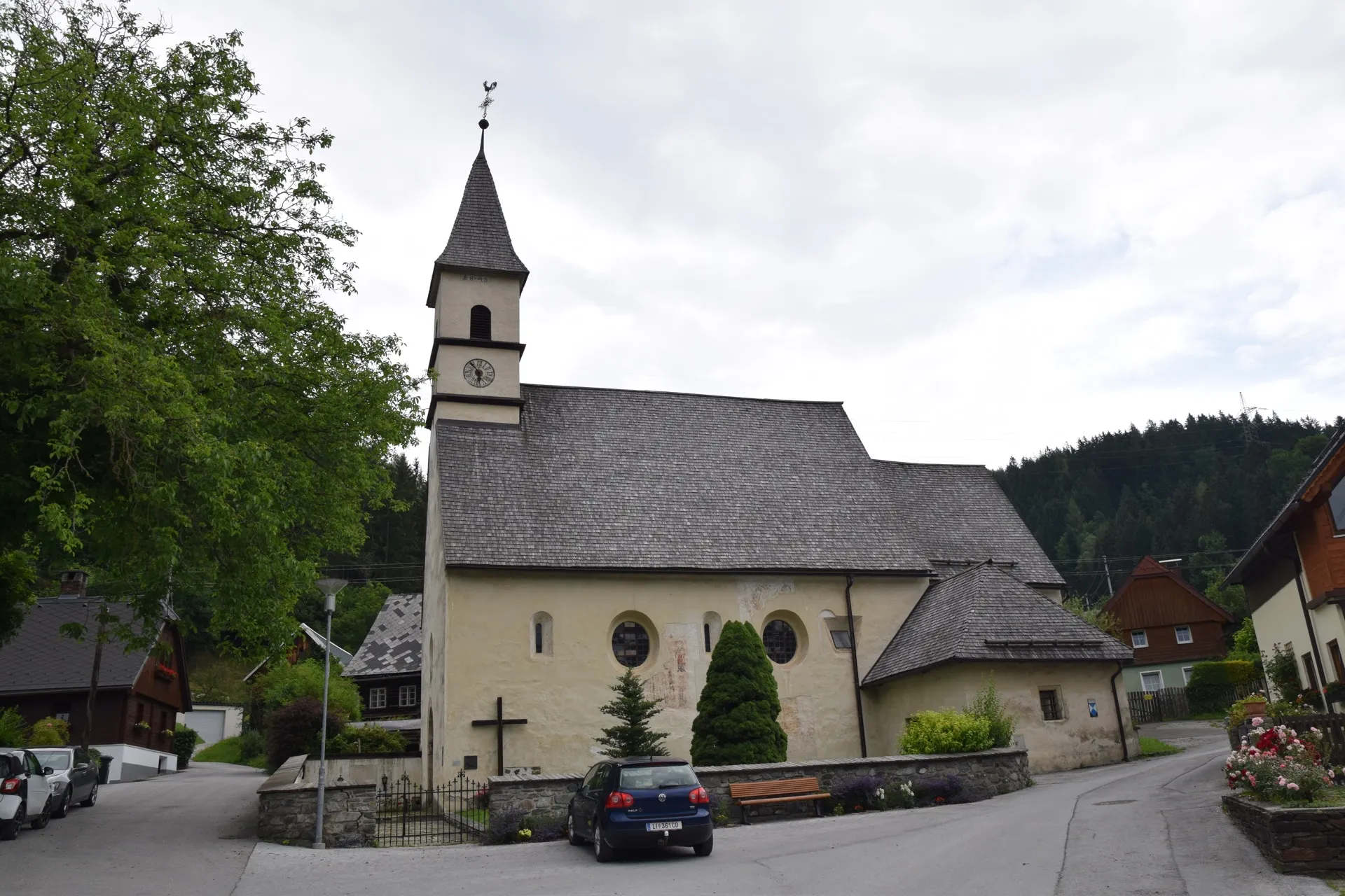 Photo showing: Kath. Filialkirche hl. Johannes d. T. und ehem. Friedhofsfläche