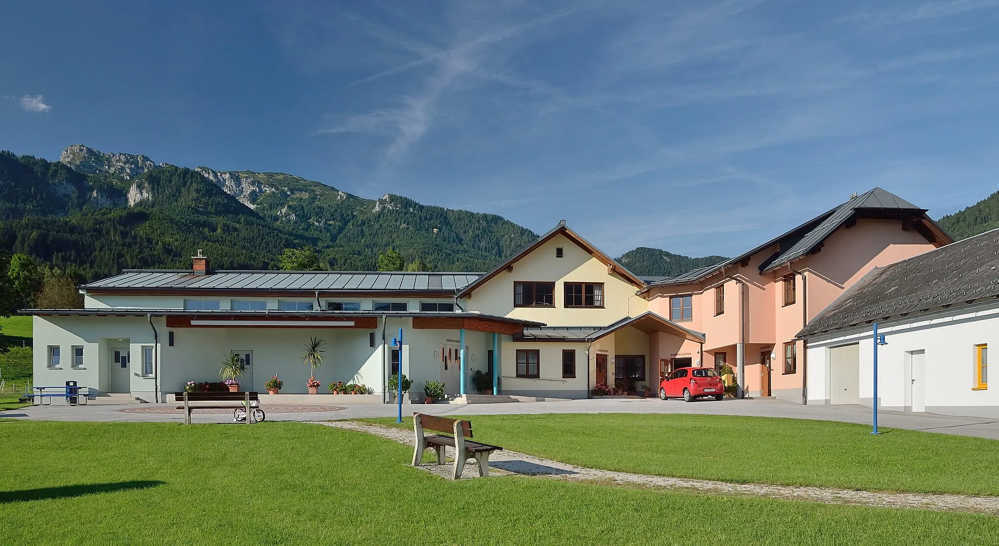 Photo showing: Gemeindesaal - Gemeindeamt - Kindergarten der bis Ende 2014 selbständigen Gemeinde Weng im Gesäuse
