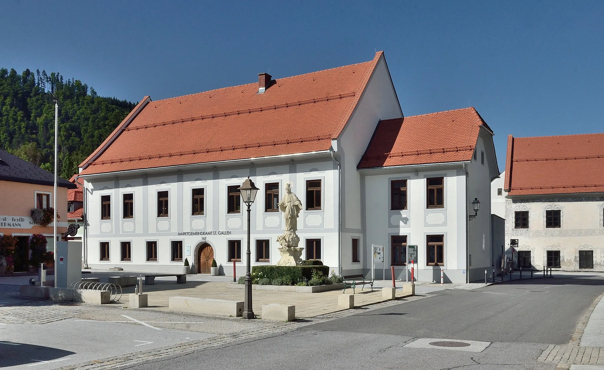 Photo showing: ehem. Gericht, ehem. Gewerkenhaus, jetzt Marktgemeindeamt St. Gallen. Davor ein Figurenbildstock hl. Johannes Nepomuk.