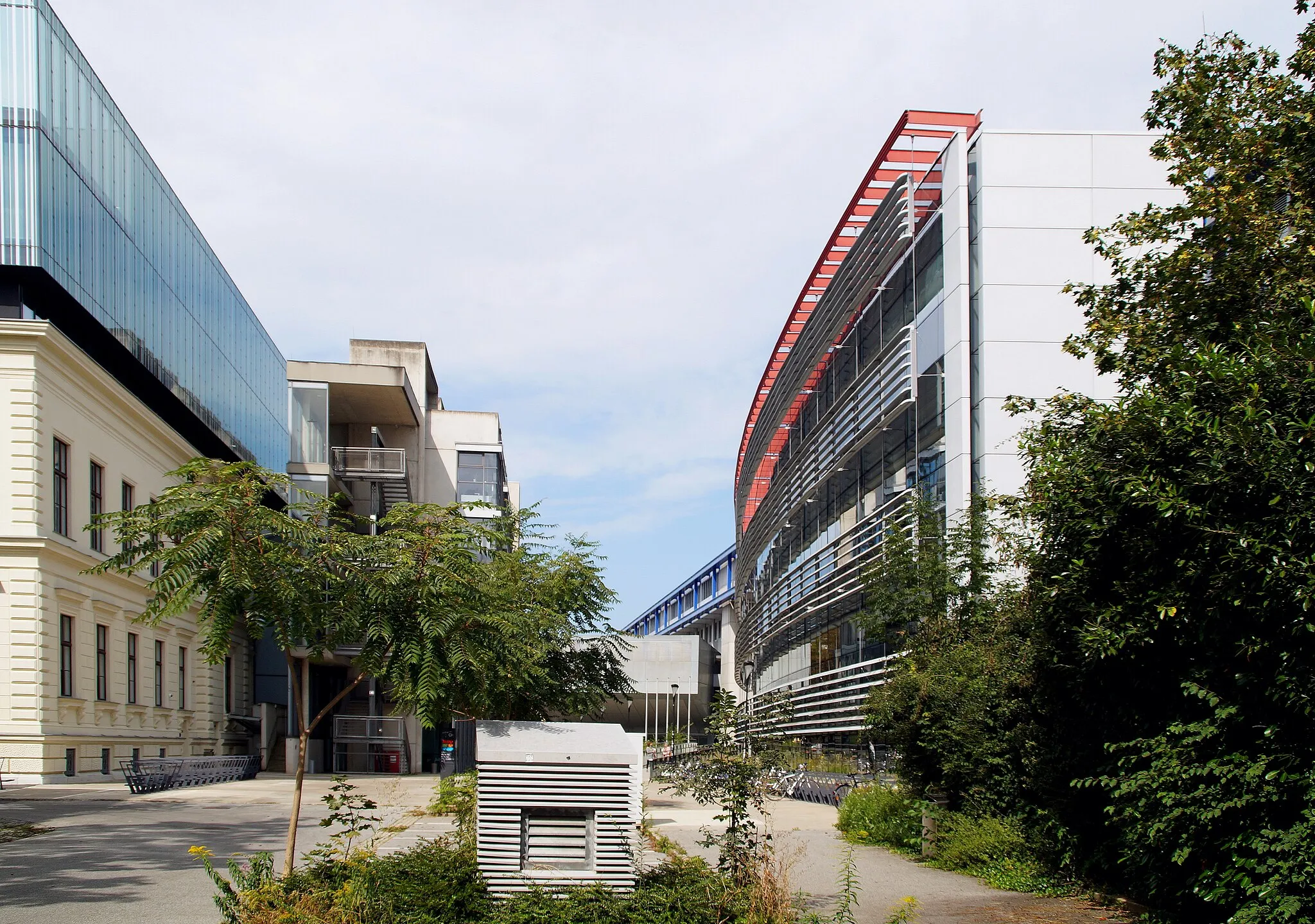 Photo showing: Das ReSoWi-Gebäude (rechts) und die Universitätsbibliothek (links) der Universität Graz, Steiermark, Österreich