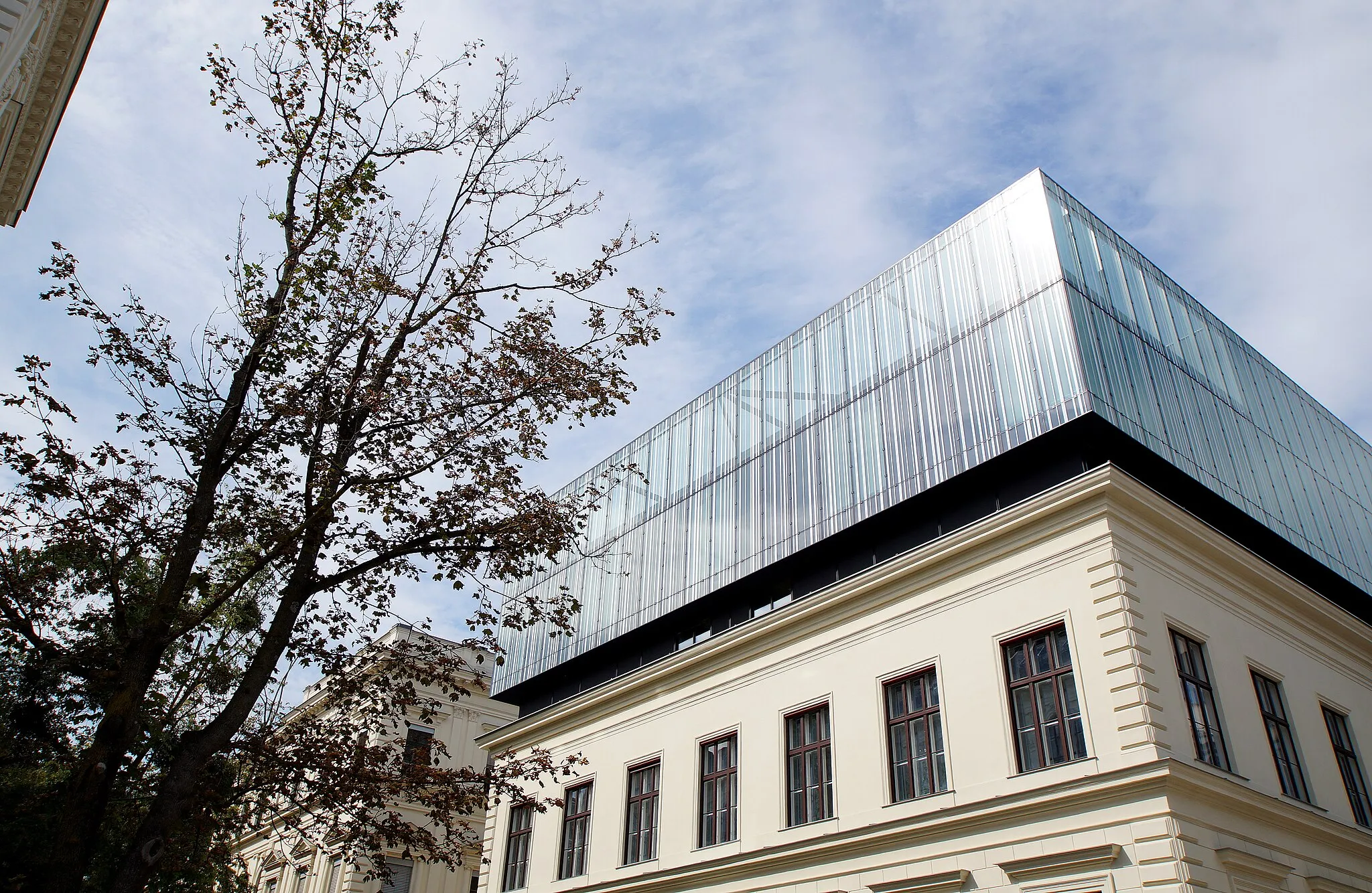 Photo showing: Universitätsbibliothek Graz nach der Wiedereröffnung 2019. Auf den Altbau wurden zwei neue Etagen aufgesetzt. Karl-Franzens-Universität Graz, Steiermark, Österreich