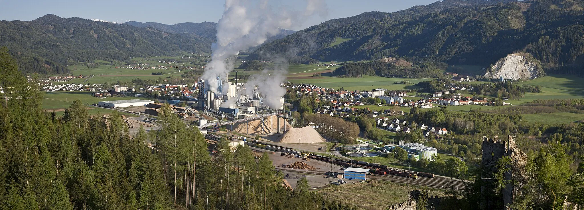 Photo showing: Blick auf den Ort Pöls, von der Burgruine Reifenstein