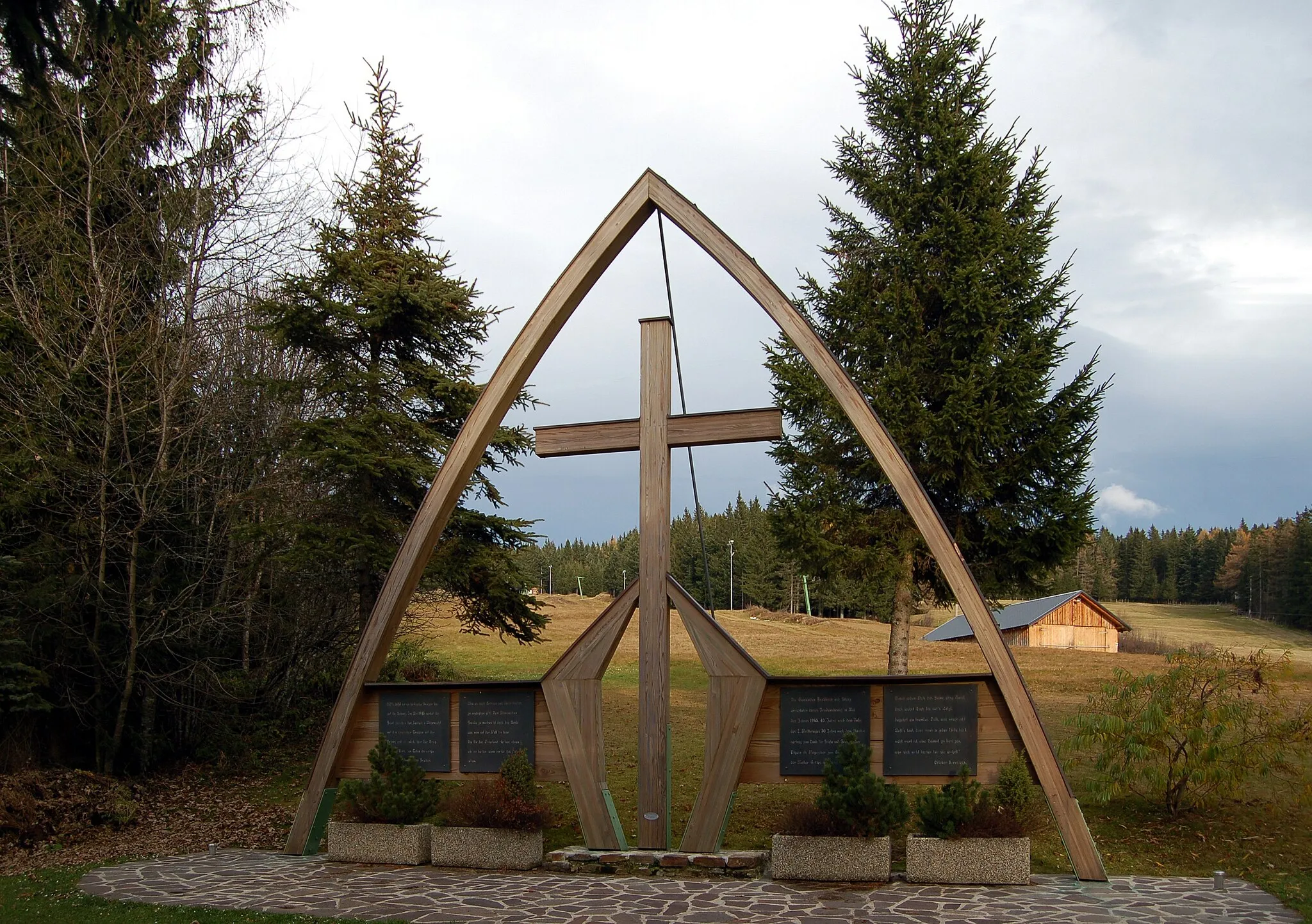 Photo showing: The Friedenskreuz (peace cross) at the Schanzsattel, a mountain pass in Styria, Austria. Built in 1985.