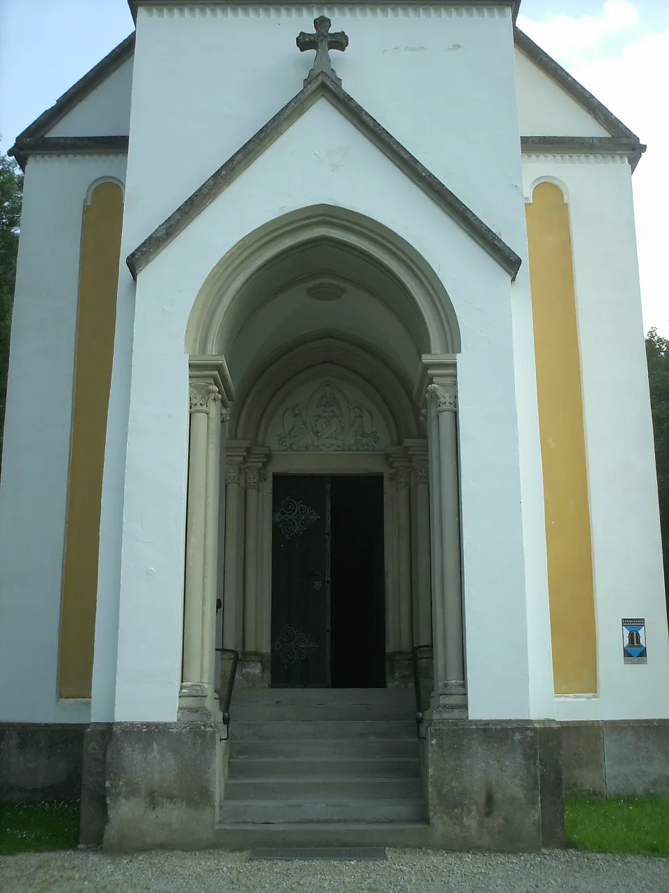 Photo showing: Gölkkapelle in Krieglach/Österreich, Eingangsportal unter dem Nordturm.