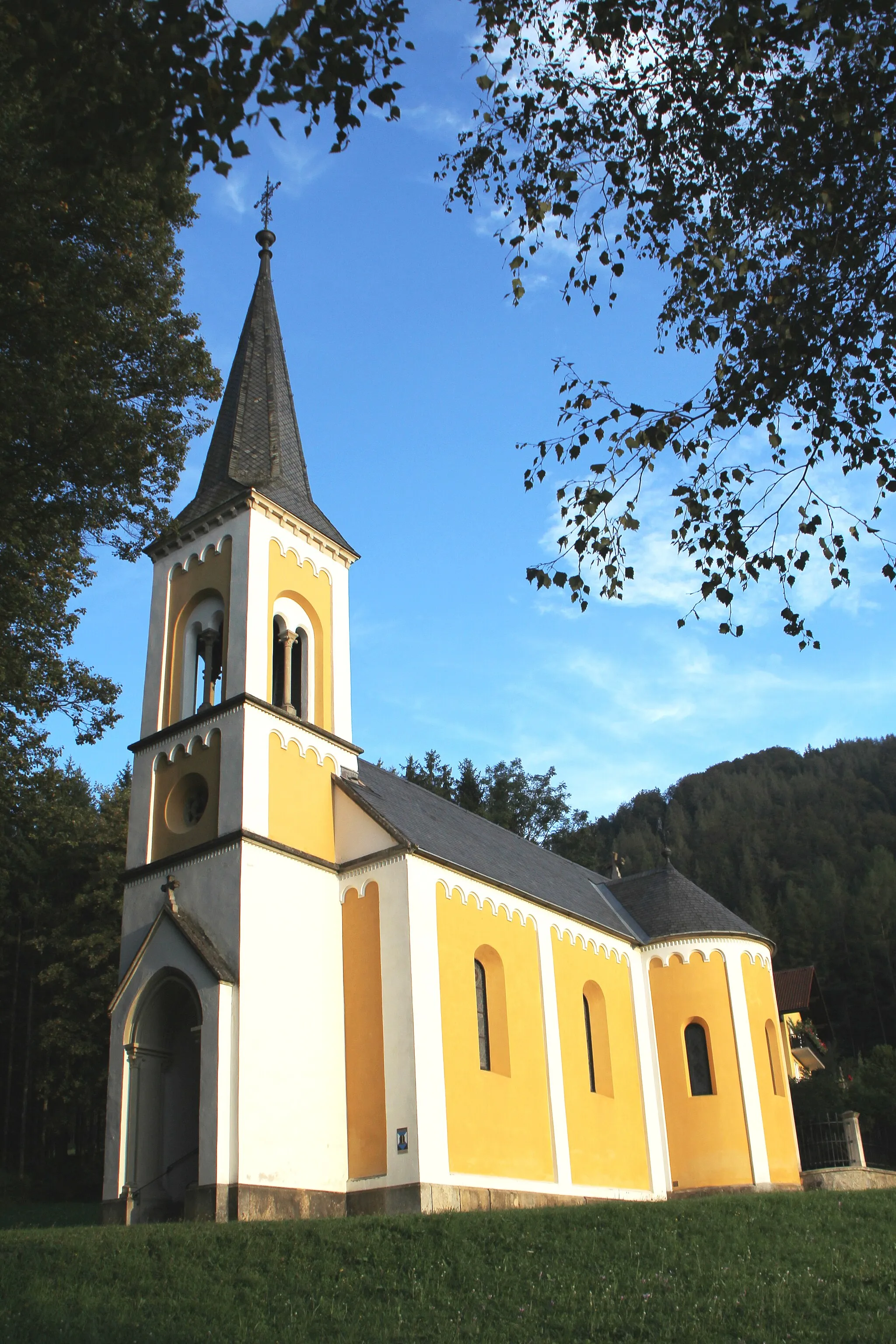 Photo showing: Gölk-Kapelle (Schmerzhafte Mutter am Gölkberg), Messkapelle: Die Kapelle am Fuße des Gölkberges wurde 1805 als Holzkapelle errichtet, 1870 wurde sie neu aufgebaut. Nach dem Tot seiner Gemahlin ließ Viktor Freiherr von Seßler-Herzinger die Andachtsstätte umbauen und die Familiengruft darunter setzen.