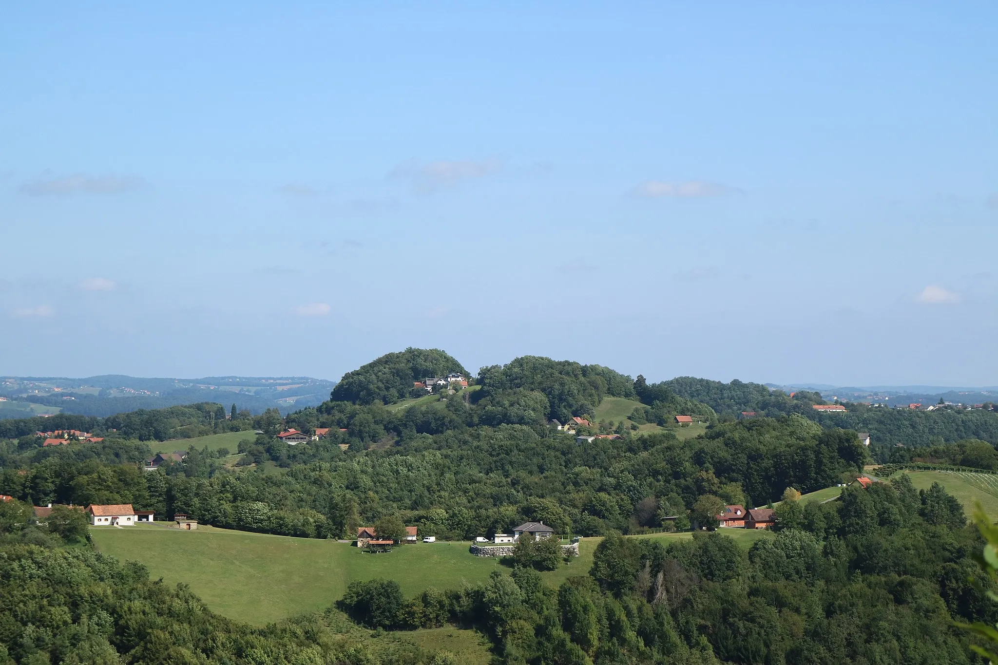 Photo showing: Blick vom Kapfensteiner Kogel zum Kuruzzenkogel (rechts im Mittelgrund), Gemeinden Kapfenstein/Fehring (Steiermark)