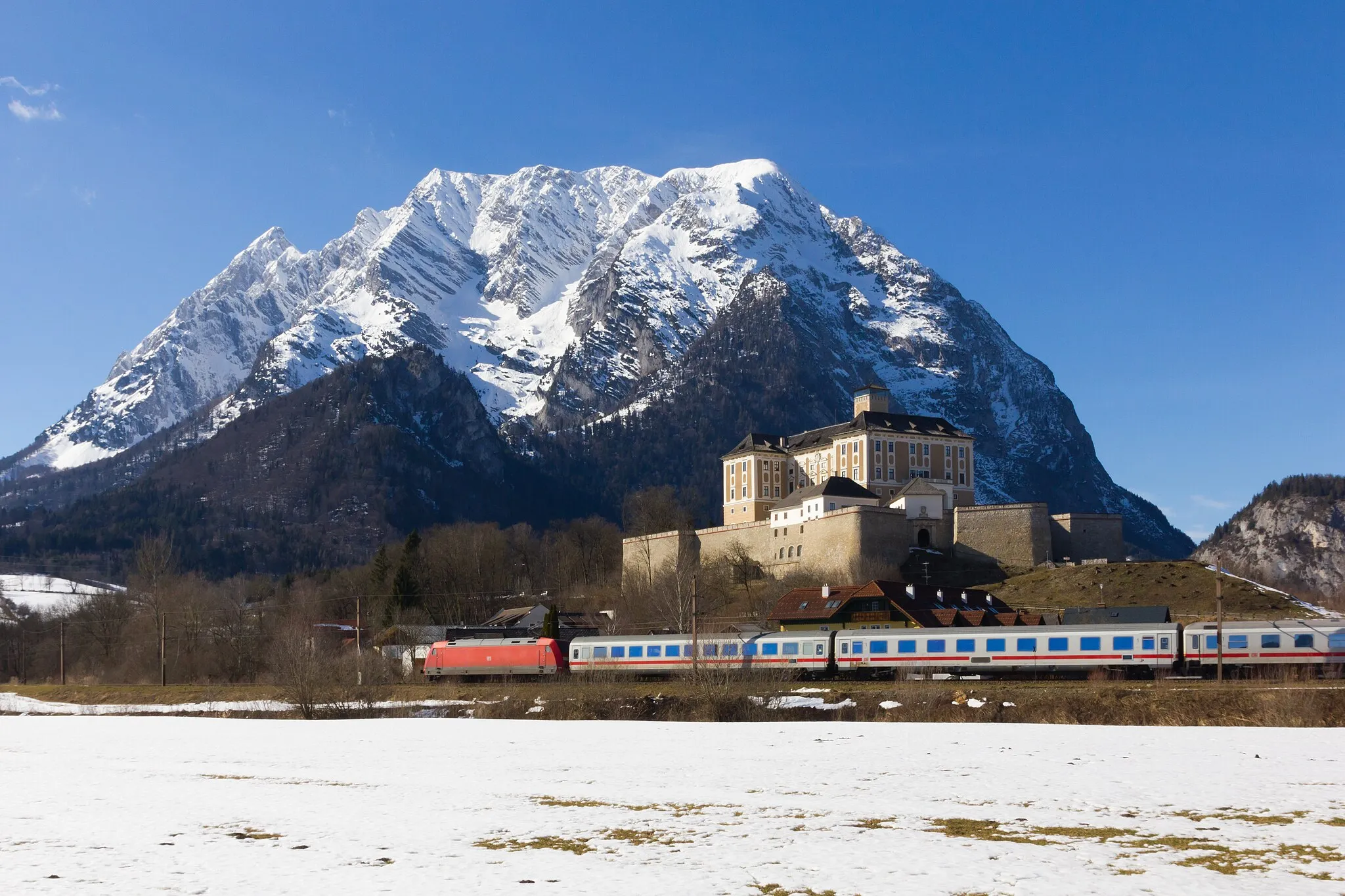 Photo showing: EC 216, towed by a DB class 101-engine passes Trautenfels castle and the mountain Grimming.