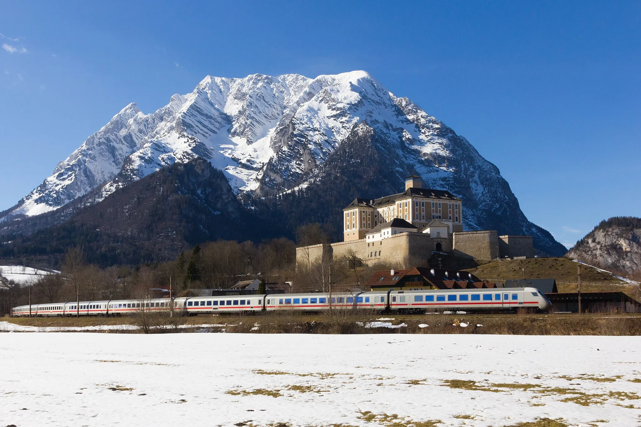 Photo showing: EC 216, composed with a german IC trainset near Trautenfels.