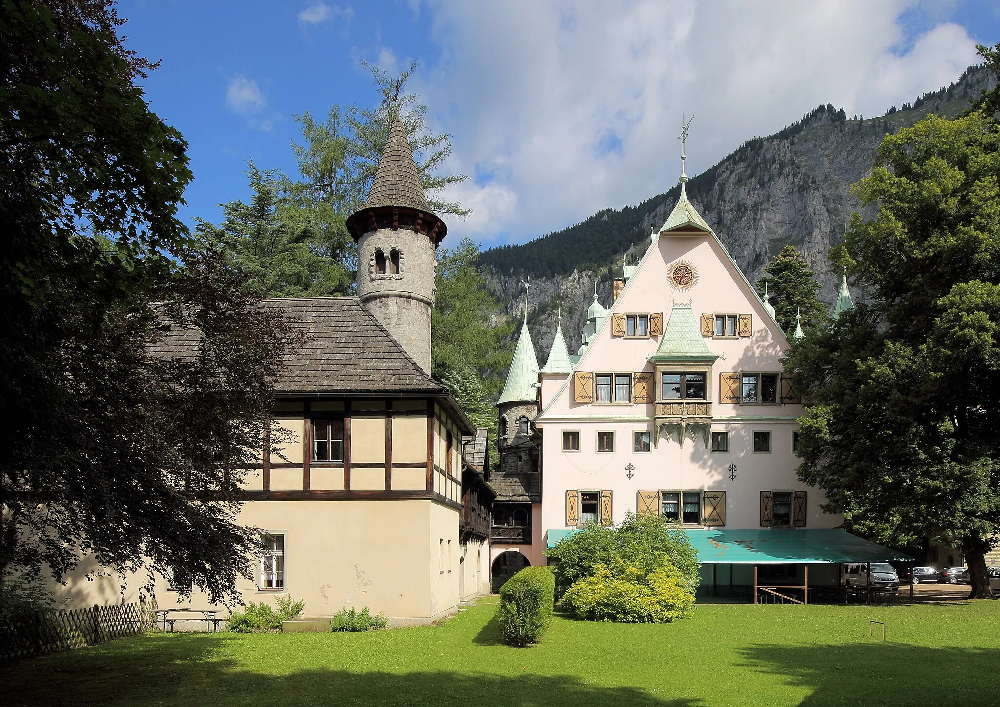 Photo showing: Südostansicht des Schlosses Leopoldstein in Münichtal, ein Ortsteil der österreichischen Stadt Eisenerz im steirischen Bezirk Leoben. Zwischen 1666 und 1670 ließ Kammergraf Leopold Freiherr von Neidthardt zu Spathenbrunn das sogenannten „Saurießlgut“ zu einem Schloß ausbauen und gab zu Ehren Kaiser Leopold ihm den Namen „Schloss Leopoldstein“. Nachdem um 1880 das Anwesen in den Besitz von Prinz Arnulf von Bayern gelangte, ließ dieser nach dem Vorbild der bayrischen Königsschlösser es zwischen 1890 und 1895 im historisierenden Stil umbauen. Aktuell (2015) wird es als Jugendsporthaus des Landes Steiermark genutzt.