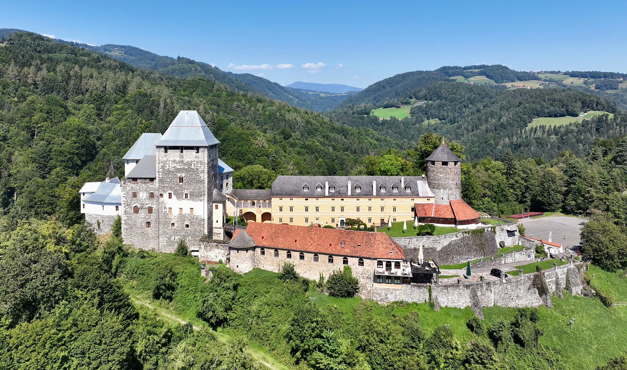 Photo showing: Southeast view of Deutschlandsberg Castle in Austria. Since 1932 the fortress has been owned by the municipality of Deutschlandsberg, and step by step it has been transformed into a significant exhibition center.