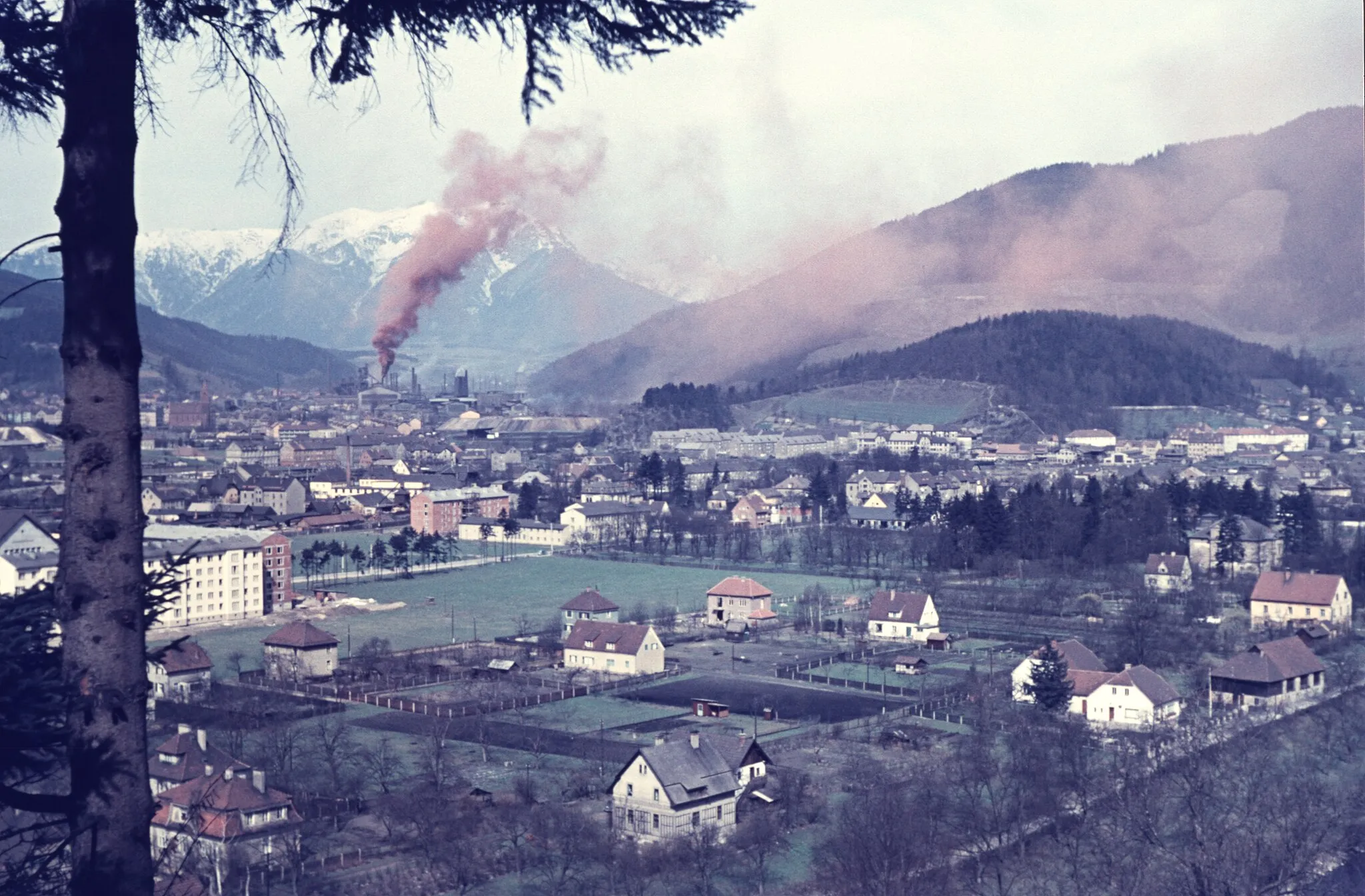 Photo showing: Am Kalvarienberg von de:Leoben. Blick nach Leitendorf und Donawitz mit dem Stahlwerk. Im Hintergrund der Reiting. Steiermark, Österreich.