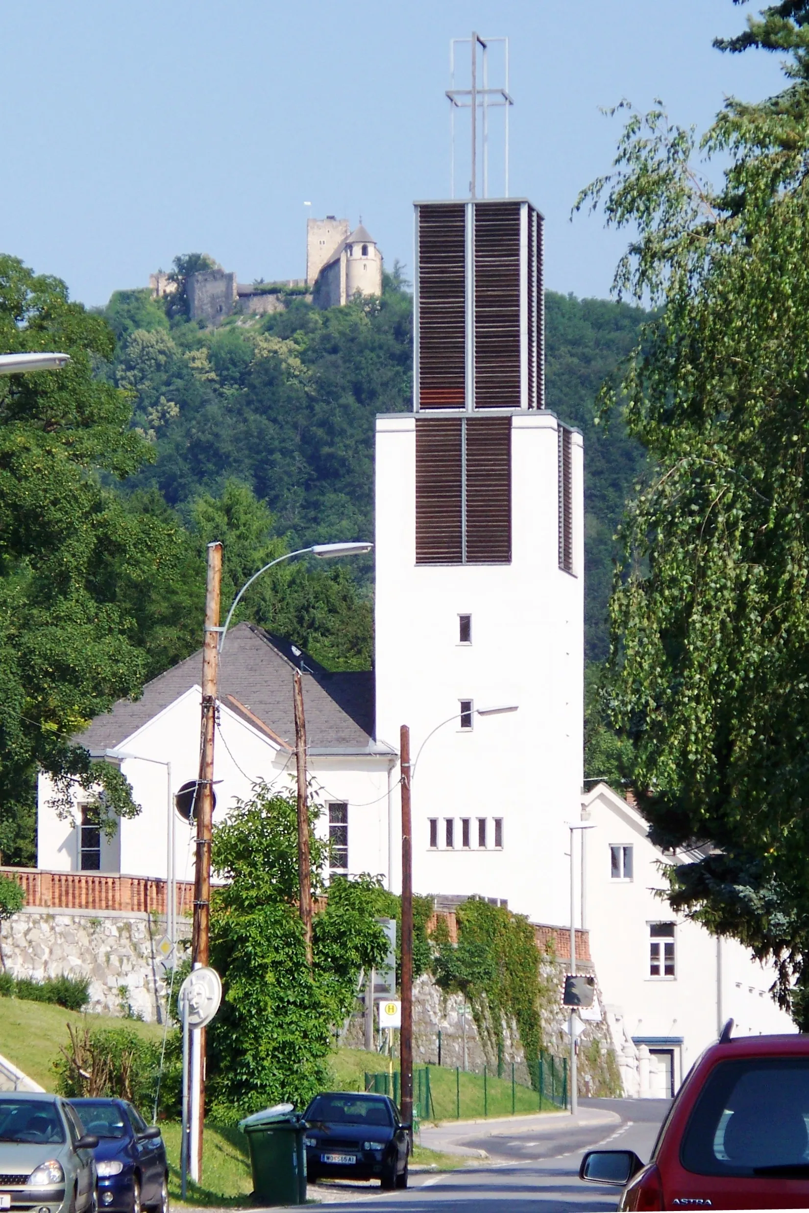 Photo showing: St. Anna Kirche in Graz Gösting mit der Burgruine Gösting im Hintergrund