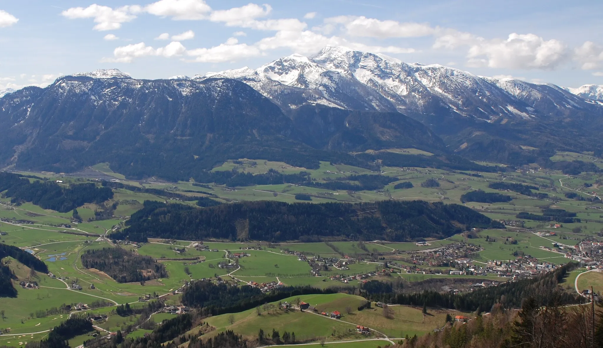 Photo showing: Blick vom Kleiner Berg bei Windischgarsten auf das Windischgarstner Becken, Im Hintergrund der Warscheneckstock