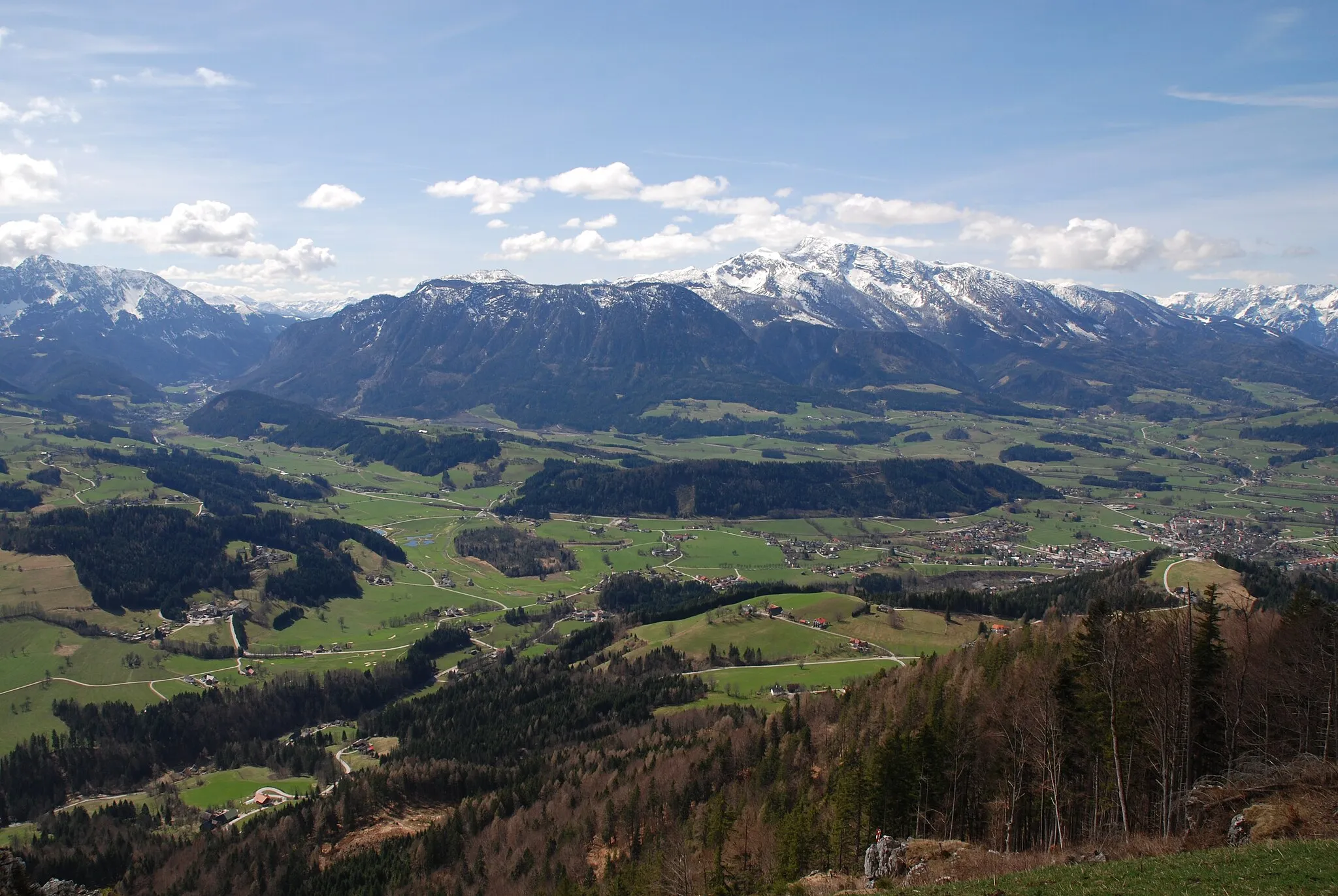Photo showing: Blick vom Kleiner Berg bei Windischgarsten auf das Windischgarstner Becken, Im Hintergrund der Warscheneckstock