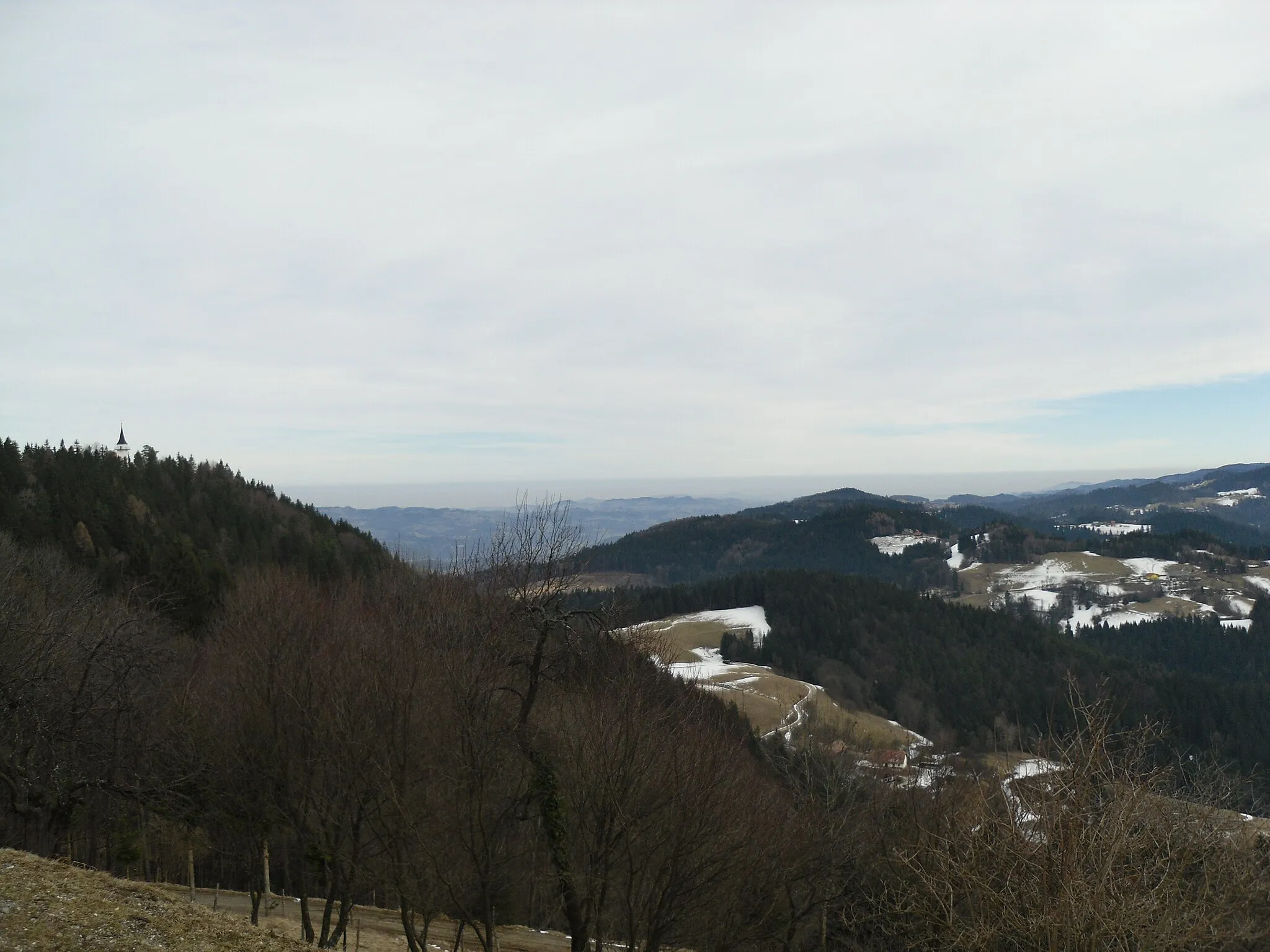 Photo showing: Pongrac - pogled proti mejnem grebenu Remšnik