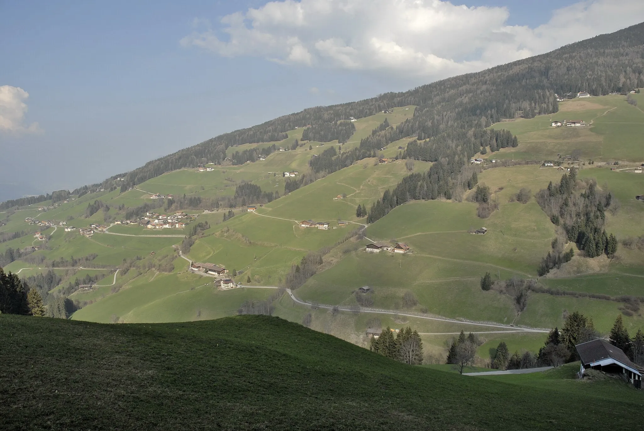 Photo showing: The Großvolderberg, a scattered village which is part of the municipality of Volders, Tyrol, Austria