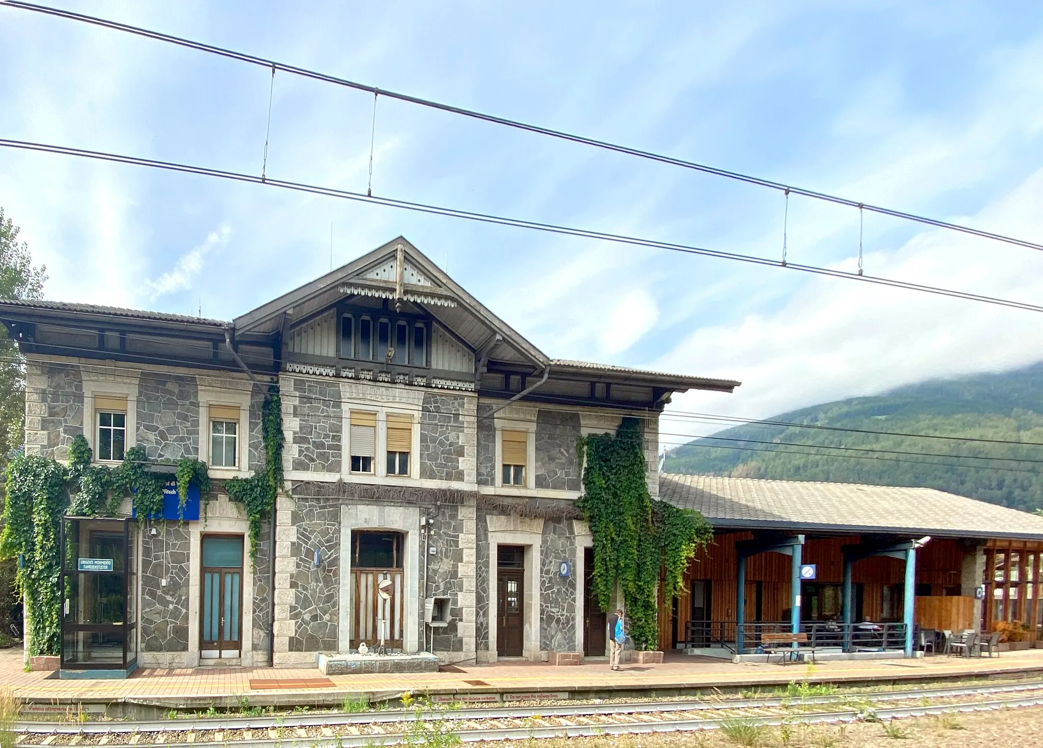 Photo showing: Bahnhof Sterzing in Südtirol, von der Seite der Gleise aus.