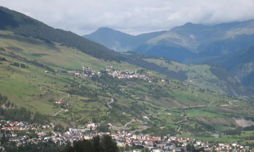 Photo showing: Southwest view of Sent, located in the lower Engadine valley in Switzerland.