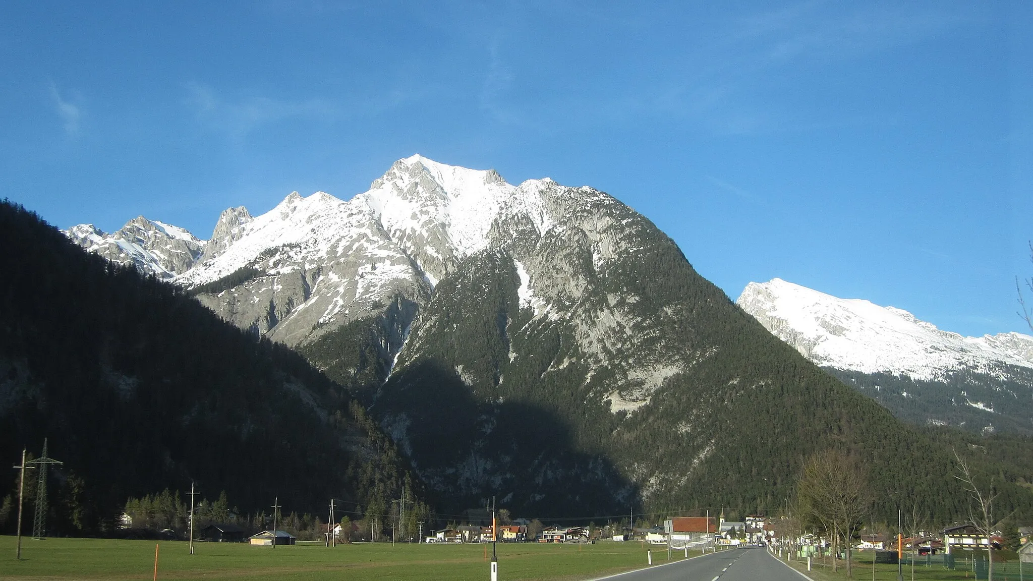 Photo showing: Brunnensteinspitze and Scharnitz from SW