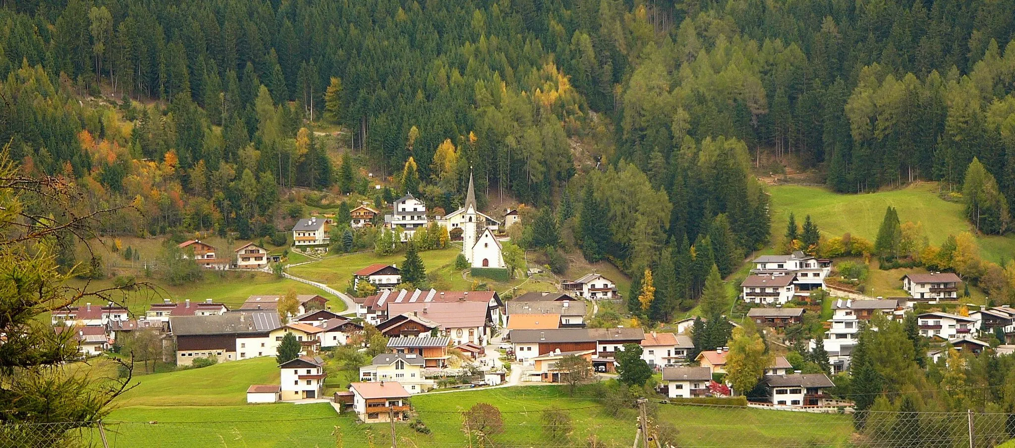 Photo showing: Pfons vom Rastplatz der Brennerautobahn aus gesehen.