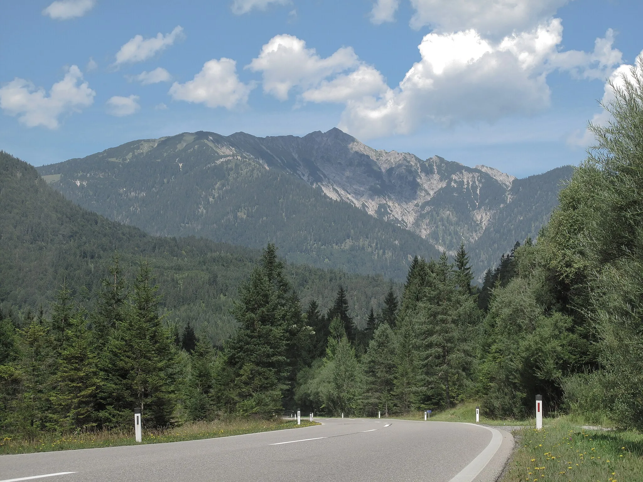 Photo showing: between Ehrwald and border, road panorama