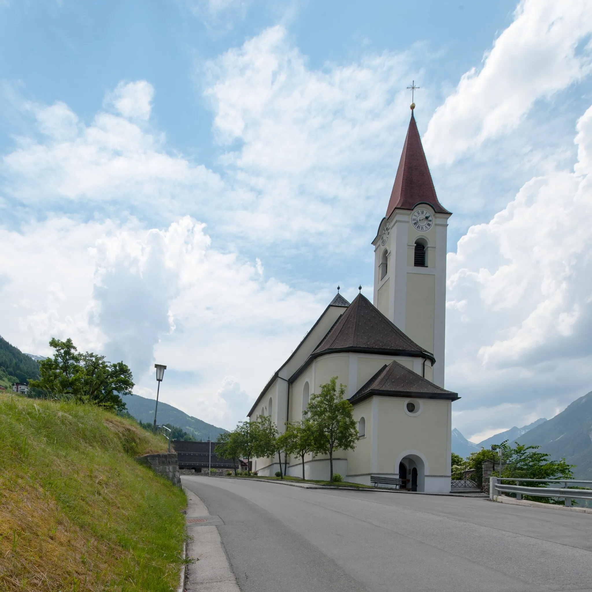 Photo showing: Wiki takes Nordtiroler Oberland: Kath. Pfarrkirche Mariae Sieben Schmerzen mit Friedhof