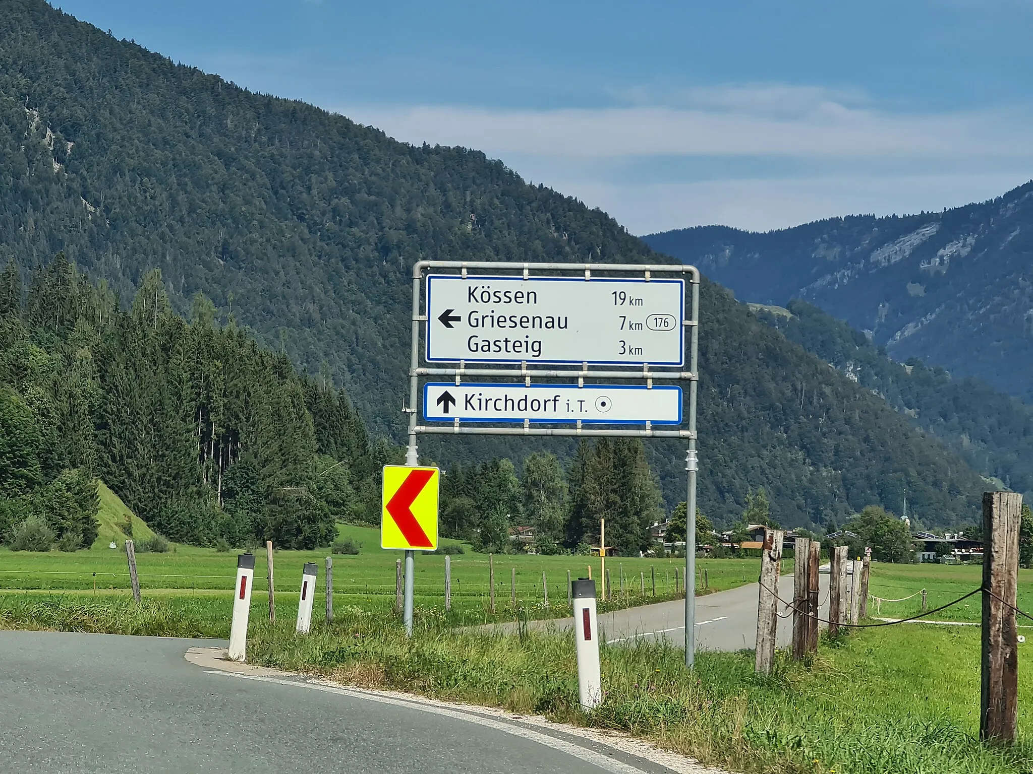 Photo showing: Road sign between St. Johann in Tirol and Kirchdorf in Tirol.