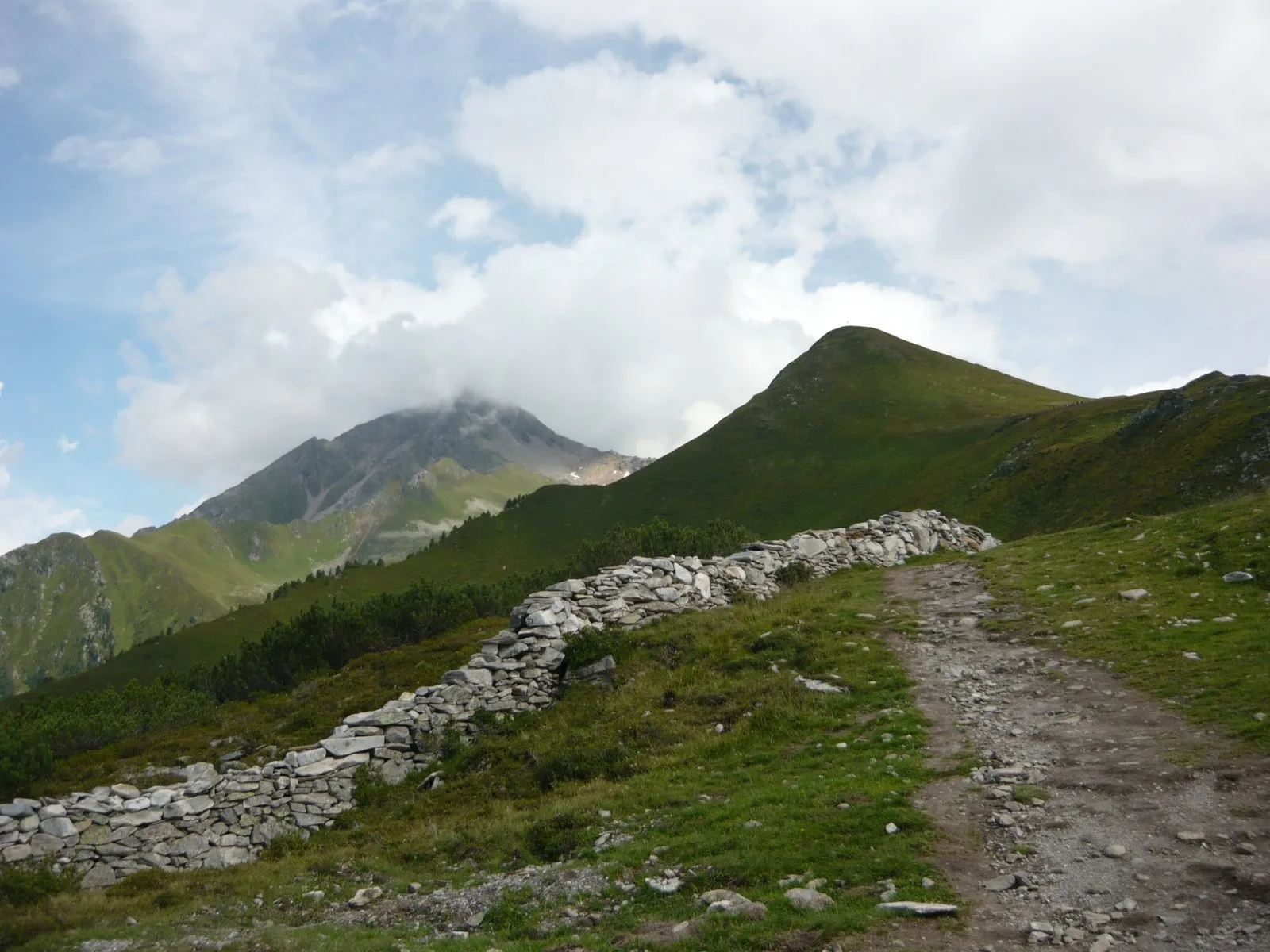 Photo showing: Ahornspitze von der Bergstation der Ahornbahn in Mayrhofen. Davor der Filzenkogel.