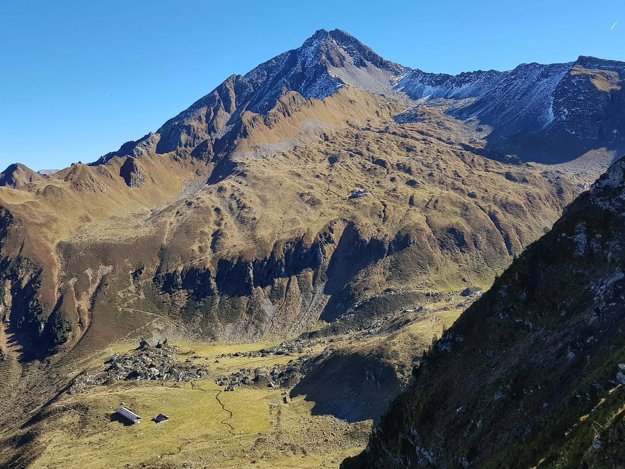 Photo showing: Edelhütte (Bildmitte) vom Filzenkogel aus