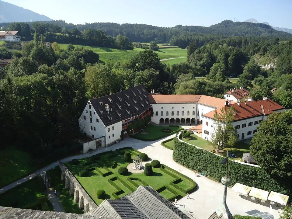 Photo showing: The Lower Castle of Ambras Castle: The oldest museum in the world with "Kornschütt" (left) and three Armouries.