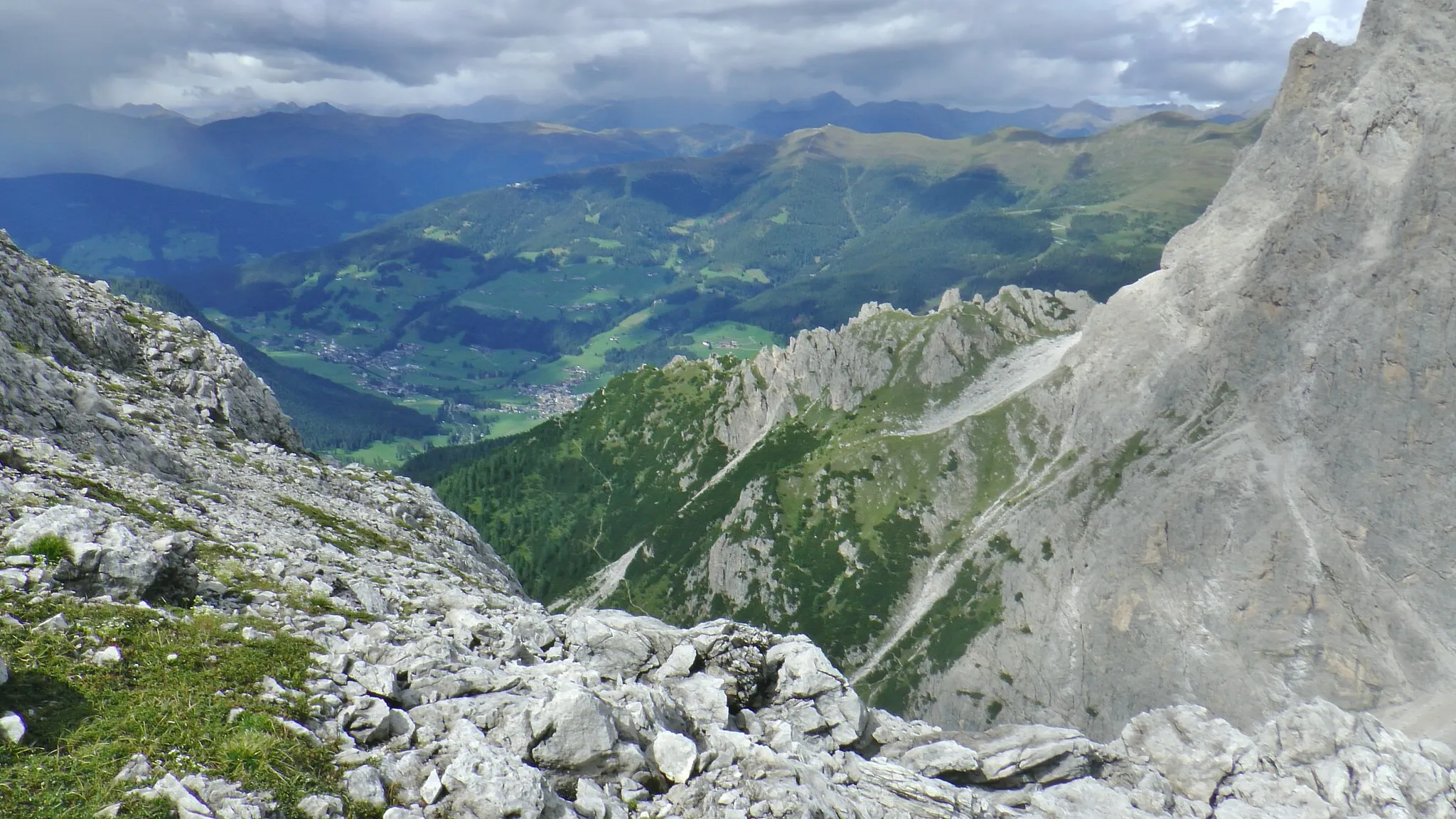 Photo showing: Blick von der Nordseite der Elferscharte ins Tal über Sexten zum Helm. Vom Fischleintal sieht man nur den Osthang.