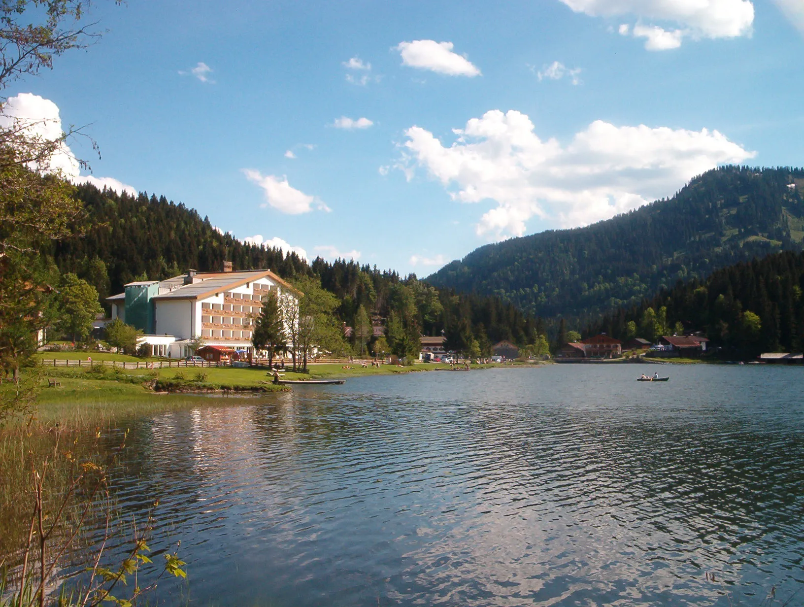 Photo showing: Spitzingsee mit Arabella Alpenhotel (Blickrichtung Süden)