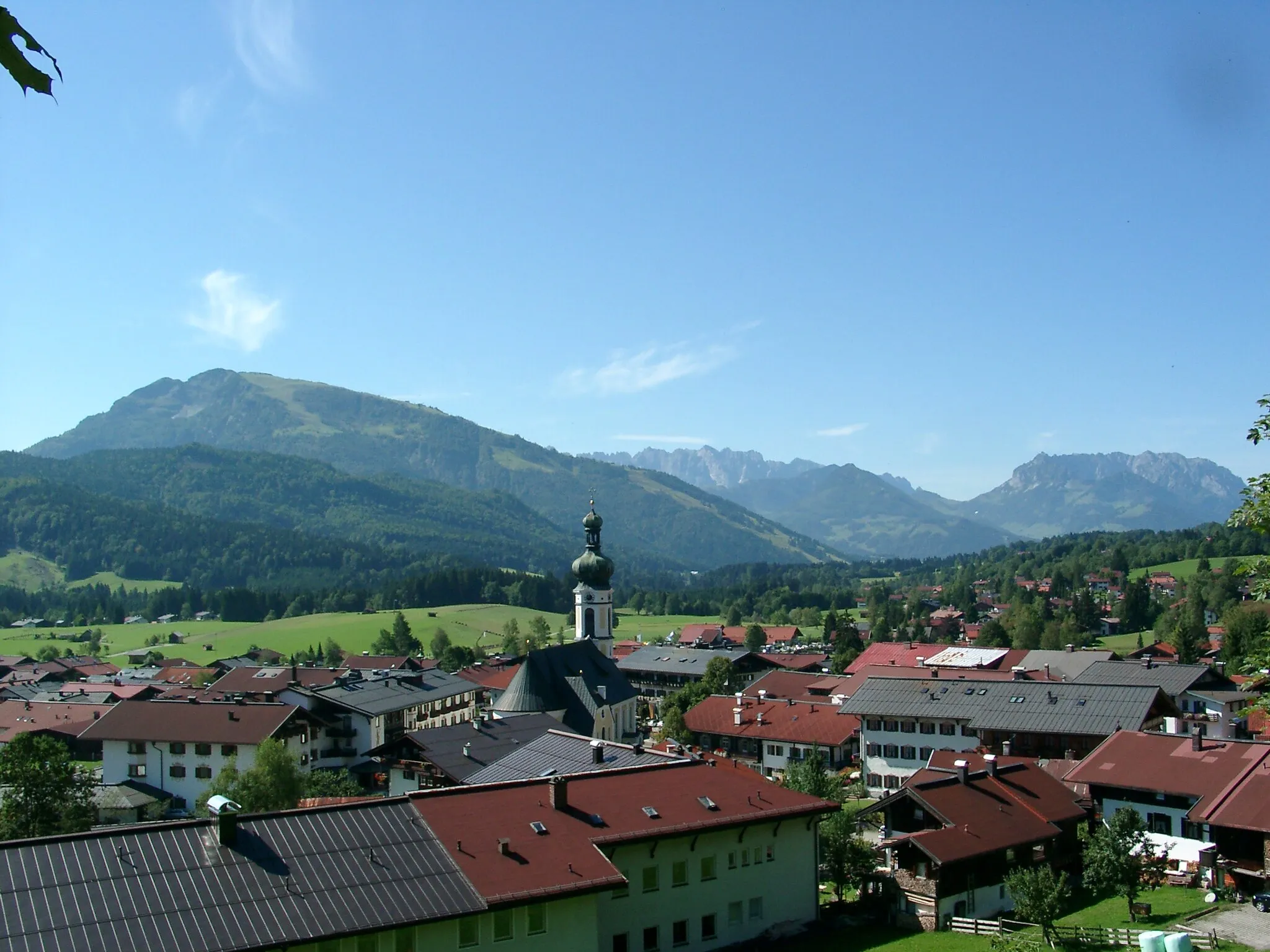 Photo showing: View over Reit im Winkl with Unterberg und Wilder- und Zahmerkaiser