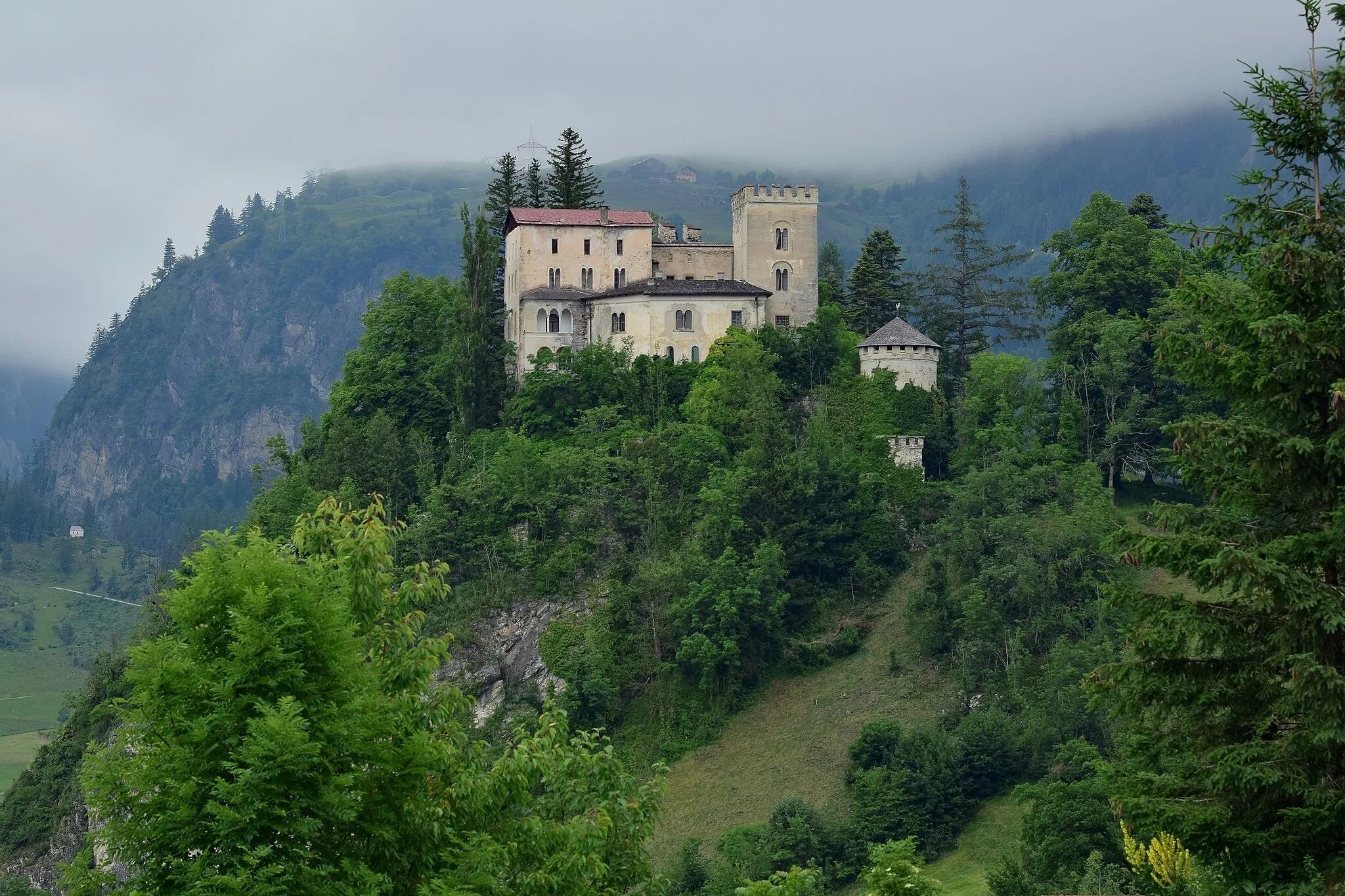 Photo showing: Schloss Weißenstein, die Berge dahinter vom Nebel verschluckt